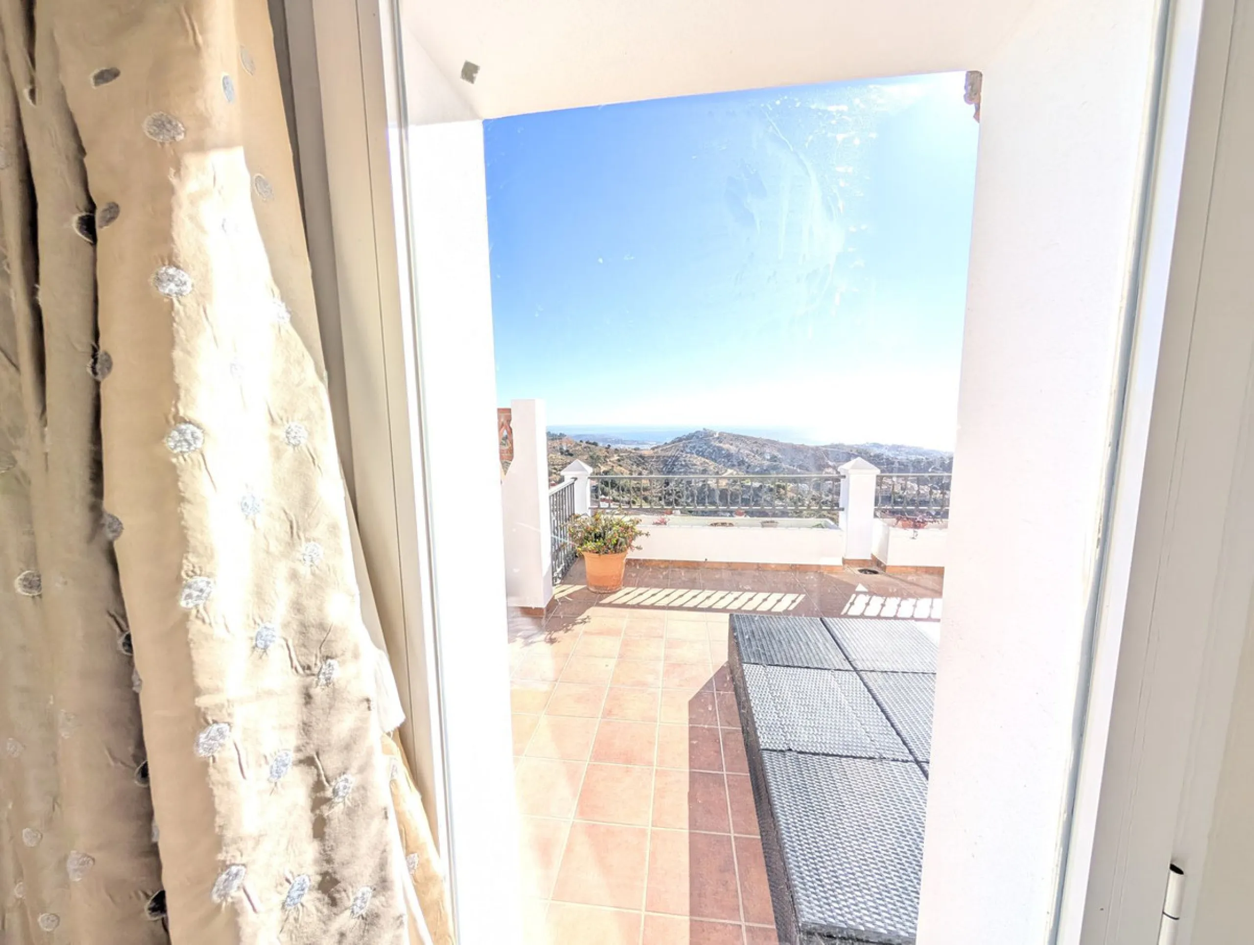 Impressive penthouse with sea views in Calahonda featuring a 123m² terrace, 104m²built, fireplace, A/C, parking space, and storage room. Easy access to the A7 motorway, supermarket, and restaurants just a few minutes away.