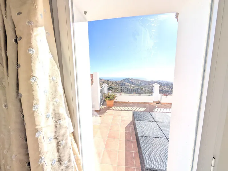 Impressive penthouse with sea views in Calahonda featuring a 123m² terrace, 104m²built, fireplace, A/C, parking space, and storage room. Easy access to the A7 motorway, supermarket, and restaurants just a few minutes away.
