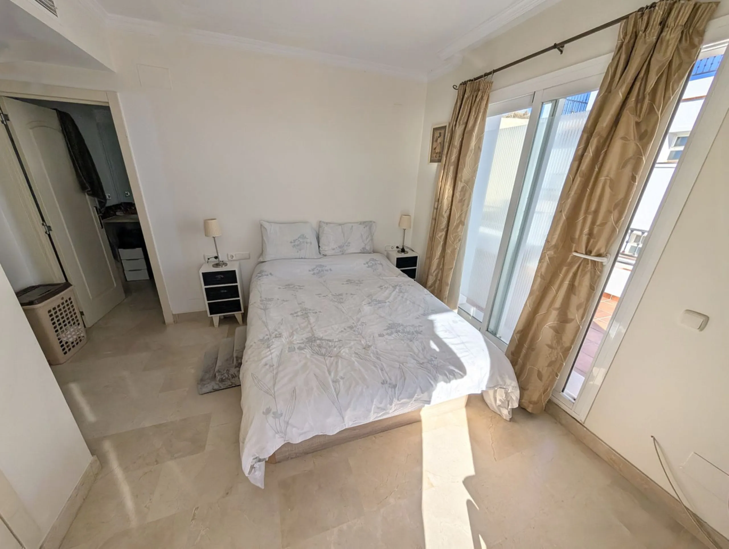 Impressive penthouse with sea views in Calahonda featuring a 123m² terrace, 104m²built, fireplace, A/C, parking space, and storage room. Easy access to the A7 motorway, supermarket, and restaurants just a few minutes away.
