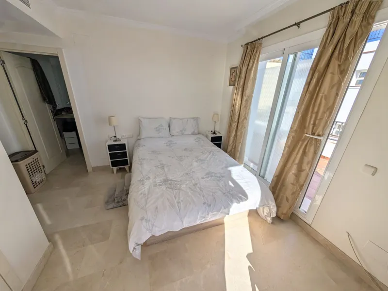 Impressive penthouse with sea views in Calahonda featuring a 123m² terrace, 104m²built, fireplace, A/C, parking space, and storage room. Easy access to the A7 motorway, supermarket, and restaurants just a few minutes away.