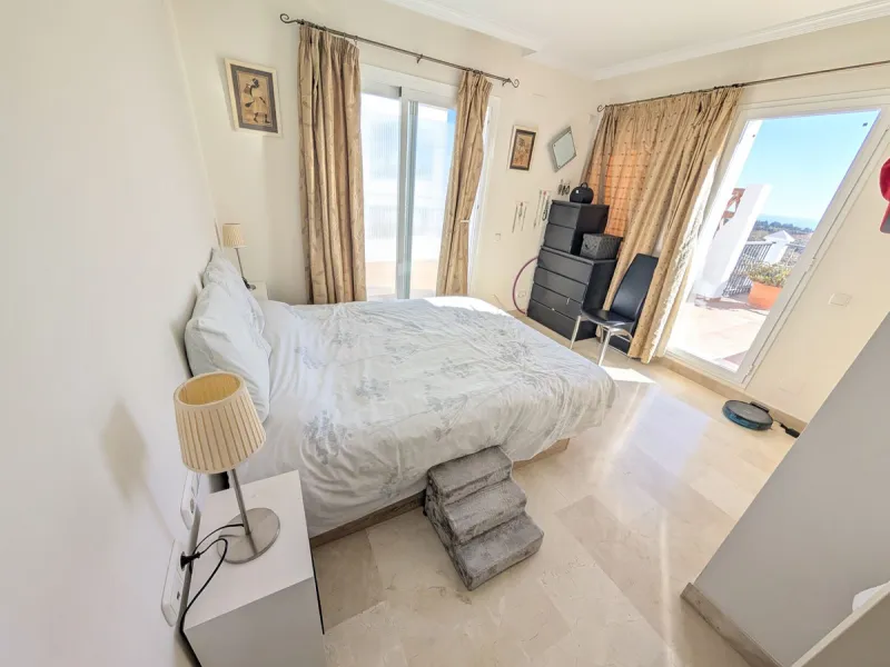 Impressive penthouse with sea views in Calahonda featuring a 123m² terrace, 104m²built, fireplace, A/C, parking space, and storage room. Easy access to the A7 motorway, supermarket, and restaurants just a few minutes away.