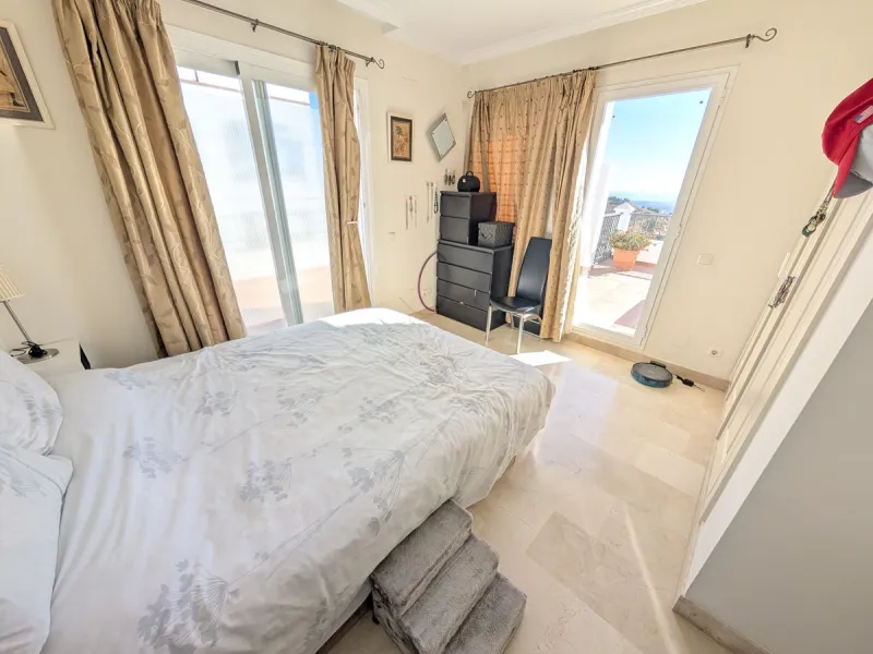 Impressive penthouse with sea views in Calahonda featuring a 123m² terrace, 104m²built, fireplace, A/C, parking space, and storage room. Easy access to the A7 motorway, supermarket, and restaurants just a few minutes away.
