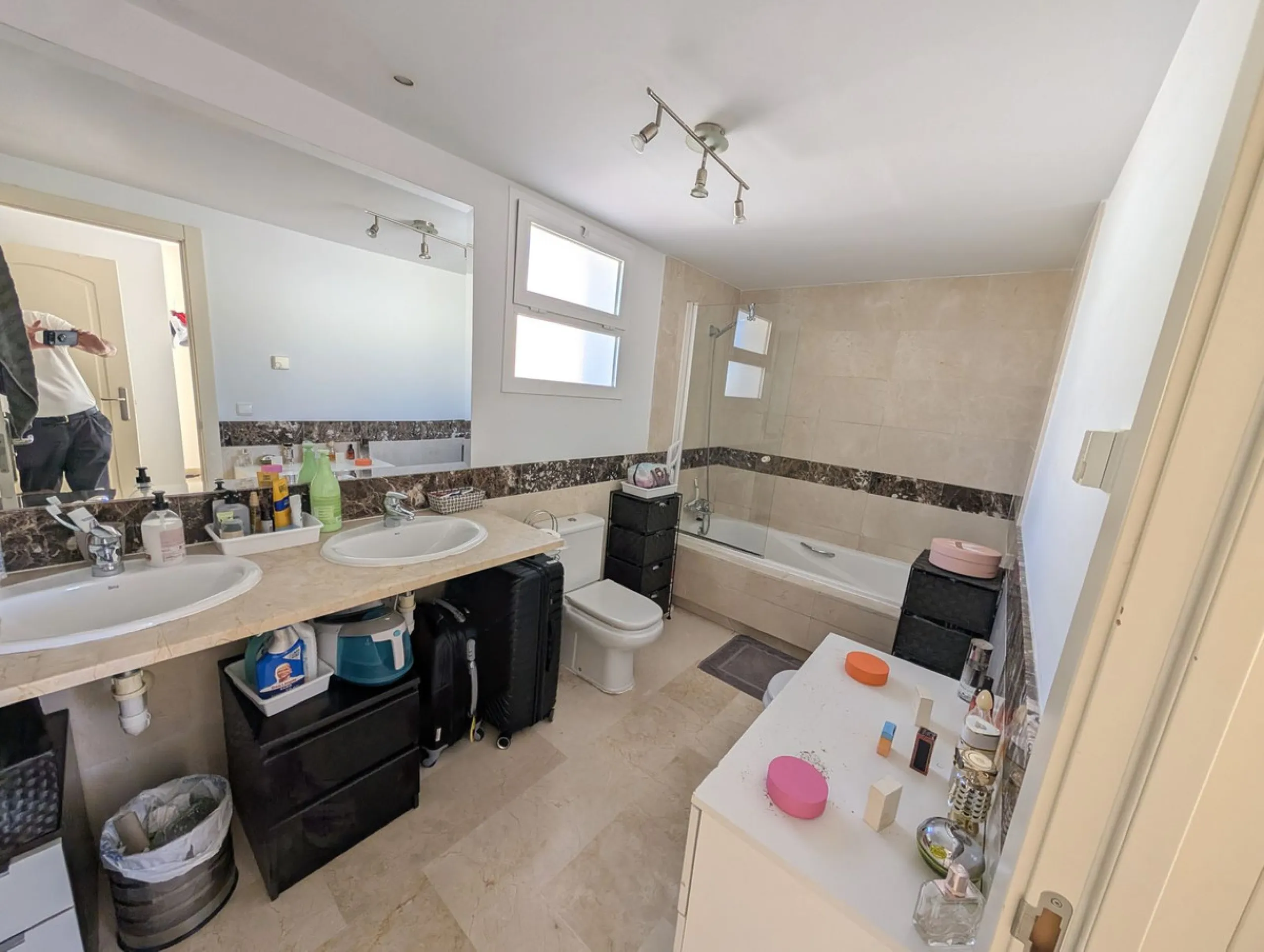 Impressive penthouse with sea views in Calahonda featuring a 123m² terrace, 104m²built, fireplace, A/C, parking space, and storage room. Easy access to the A7 motorway, supermarket, and restaurants just a few minutes away.