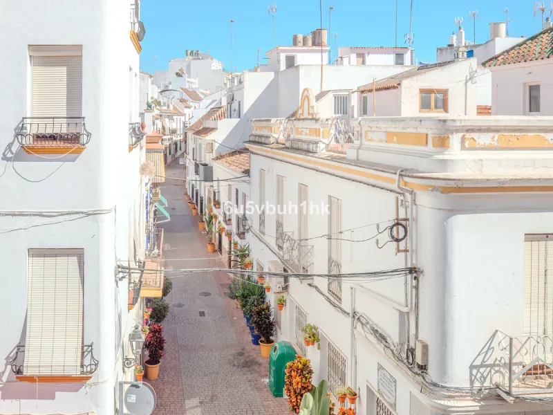 There is something very easy about this apartment. It sits on a bright corner in Estepona's historic centre, next to a plaza, with the life of the town just outside and the beach only a short walk away.