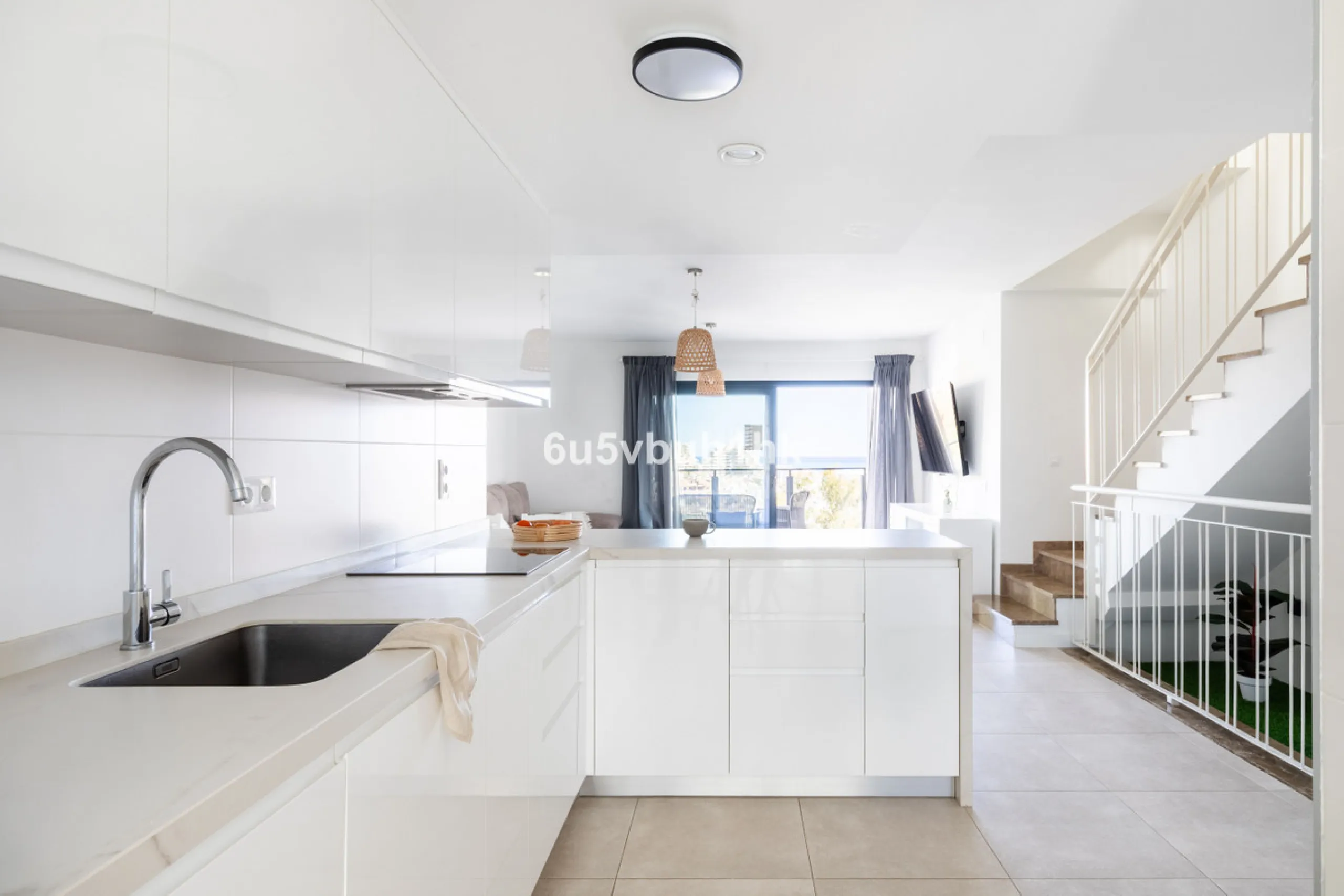 This bright and cozy 3-bedroom townhouse is located on a peaceful cul-de-sac, just a short walk from the beach. Amenities and the famous Avenida de las Palmeras with its lovely restaurants are less than a 10-minute walk away.