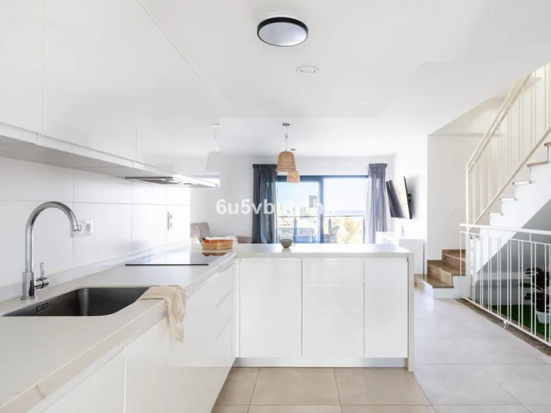This bright and cozy 3-bedroom townhouse is located on a peaceful cul-de-sac, just a short walk from the beach. Amenities and the famous Avenida de las Palmeras with its lovely restaurants are less than a 10-minute walk away.