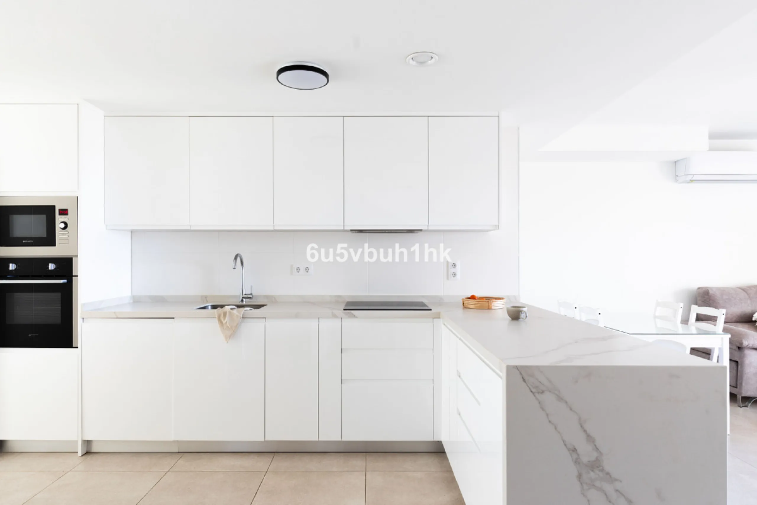 This bright and cozy 3-bedroom townhouse is located on a peaceful cul-de-sac, just a short walk from the beach. Amenities and the famous Avenida de las Palmeras with its lovely restaurants are less than a 10-minute walk away.