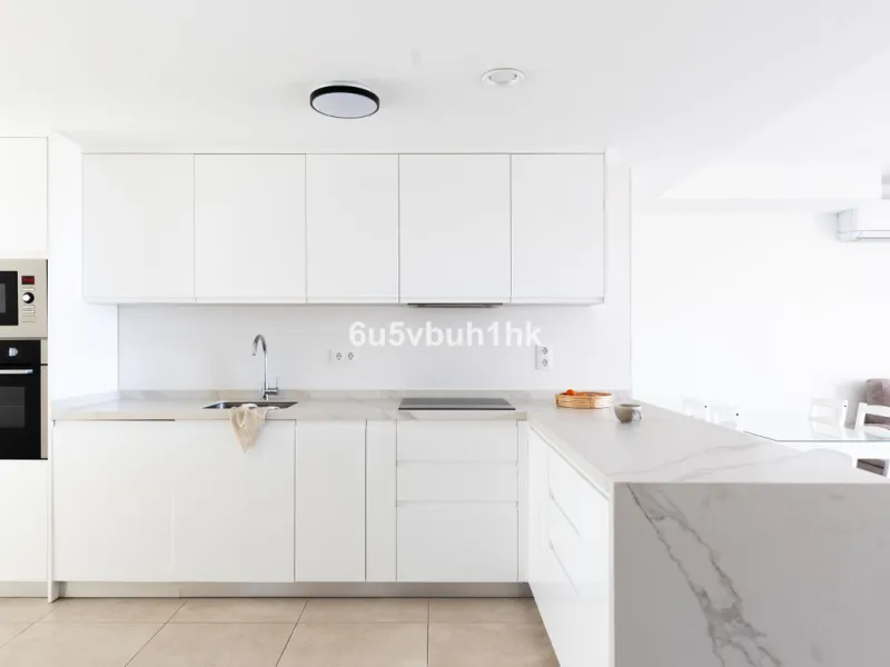 This bright and cozy 3-bedroom townhouse is located on a peaceful cul-de-sac, just a short walk from the beach. Amenities and the famous Avenida de las Palmeras with its lovely restaurants are less than a 10-minute walk away.
