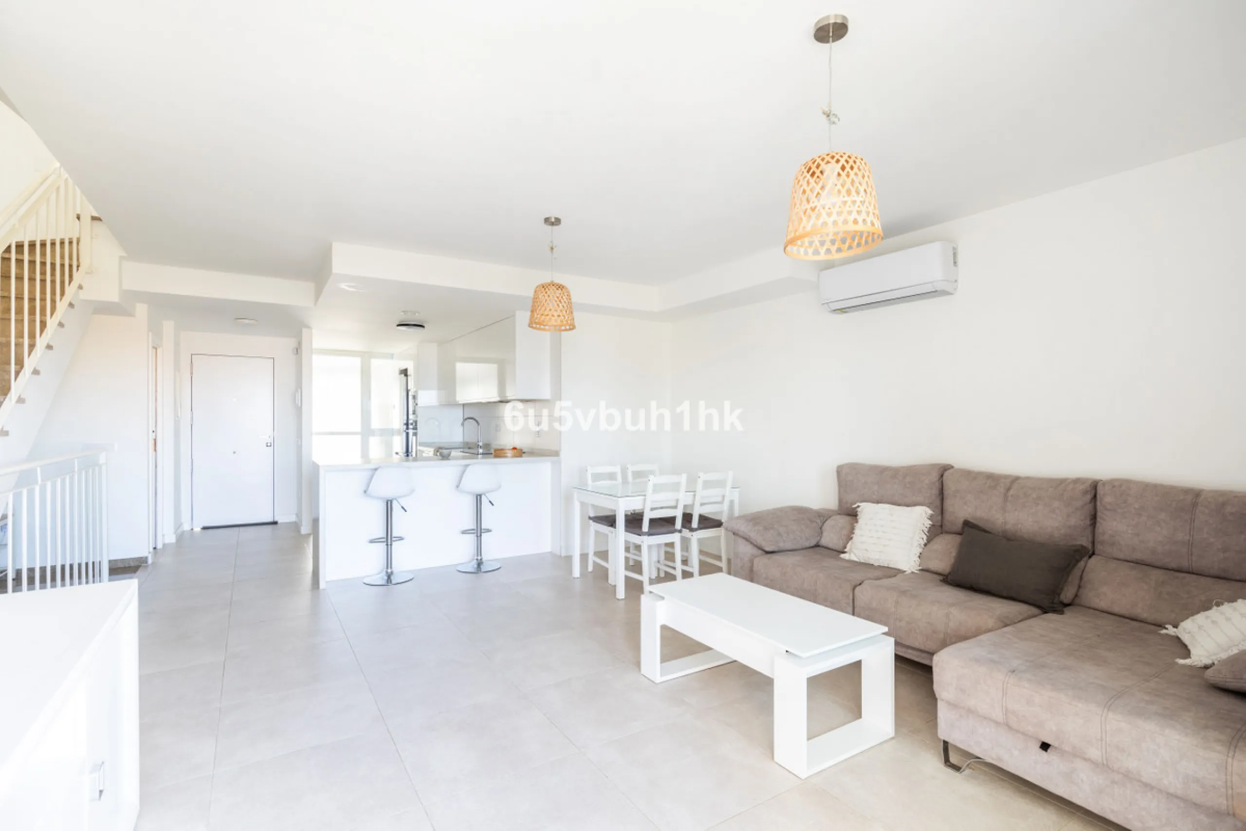This bright and cozy 3-bedroom townhouse is located on a peaceful cul-de-sac, just a short walk from the beach. Amenities and the famous Avenida de las Palmeras with its lovely restaurants are less than a 10-minute walk away.