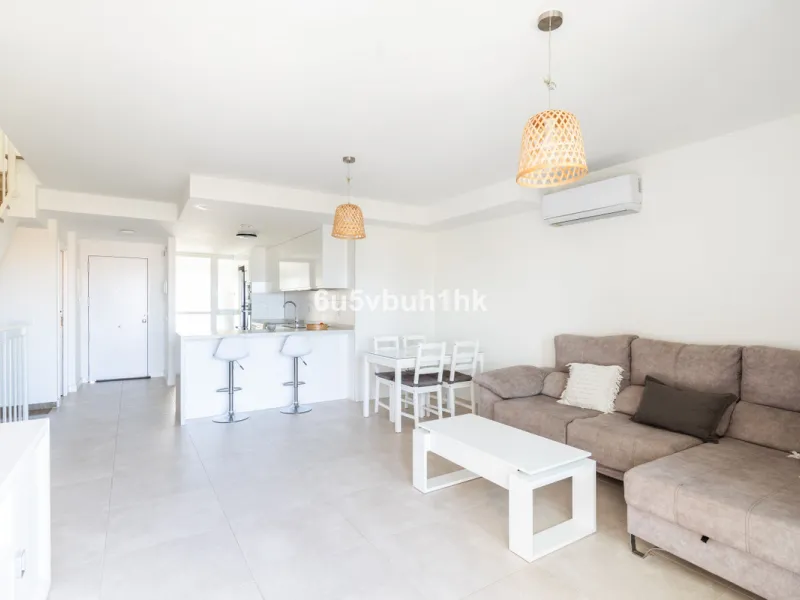 This bright and cozy 3-bedroom townhouse is located on a peaceful cul-de-sac, just a short walk from the beach. Amenities and the famous Avenida de las Palmeras with its lovely restaurants are less than a 10-minute walk away.
