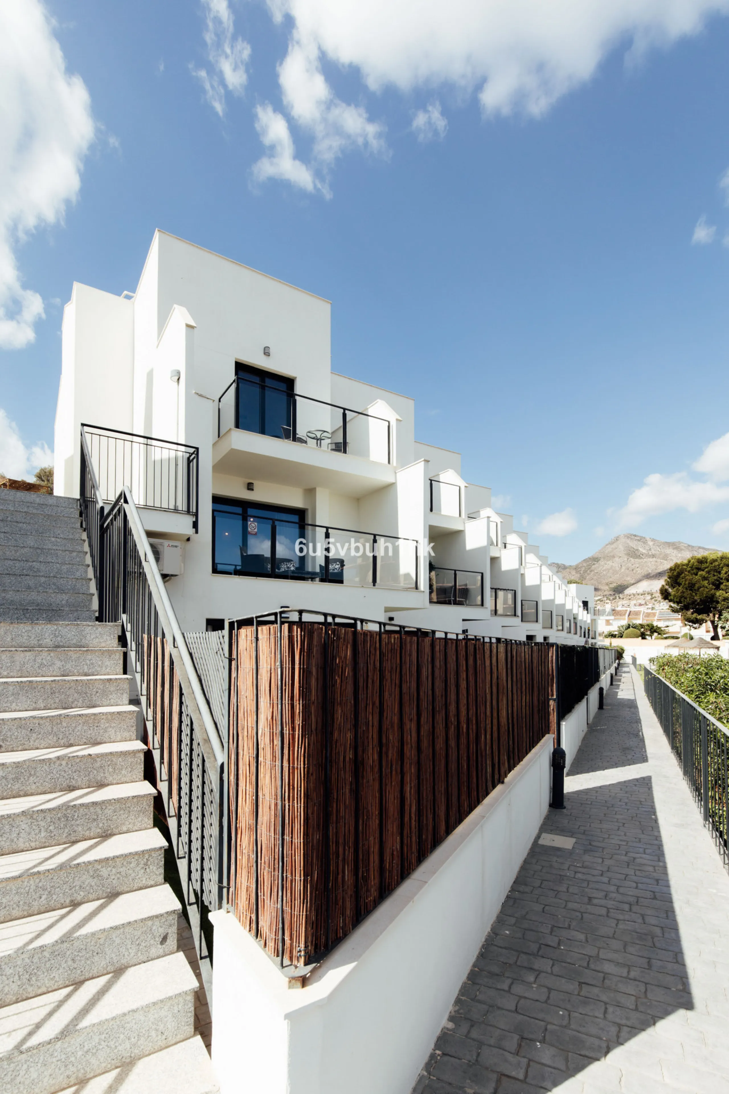 This bright and cozy 3-bedroom townhouse is located on a peaceful cul-de-sac, just a short walk from the beach. Amenities and the famous Avenida de las Palmeras with its lovely restaurants are less than a 10-minute walk away.