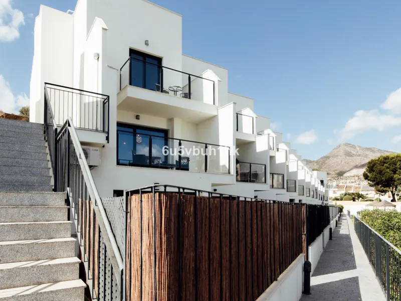 This bright and cozy 3-bedroom townhouse is located on a peaceful cul-de-sac, just a short walk from the beach. Amenities and the famous Avenida de las Palmeras with its lovely restaurants are less than a 10-minute walk away.