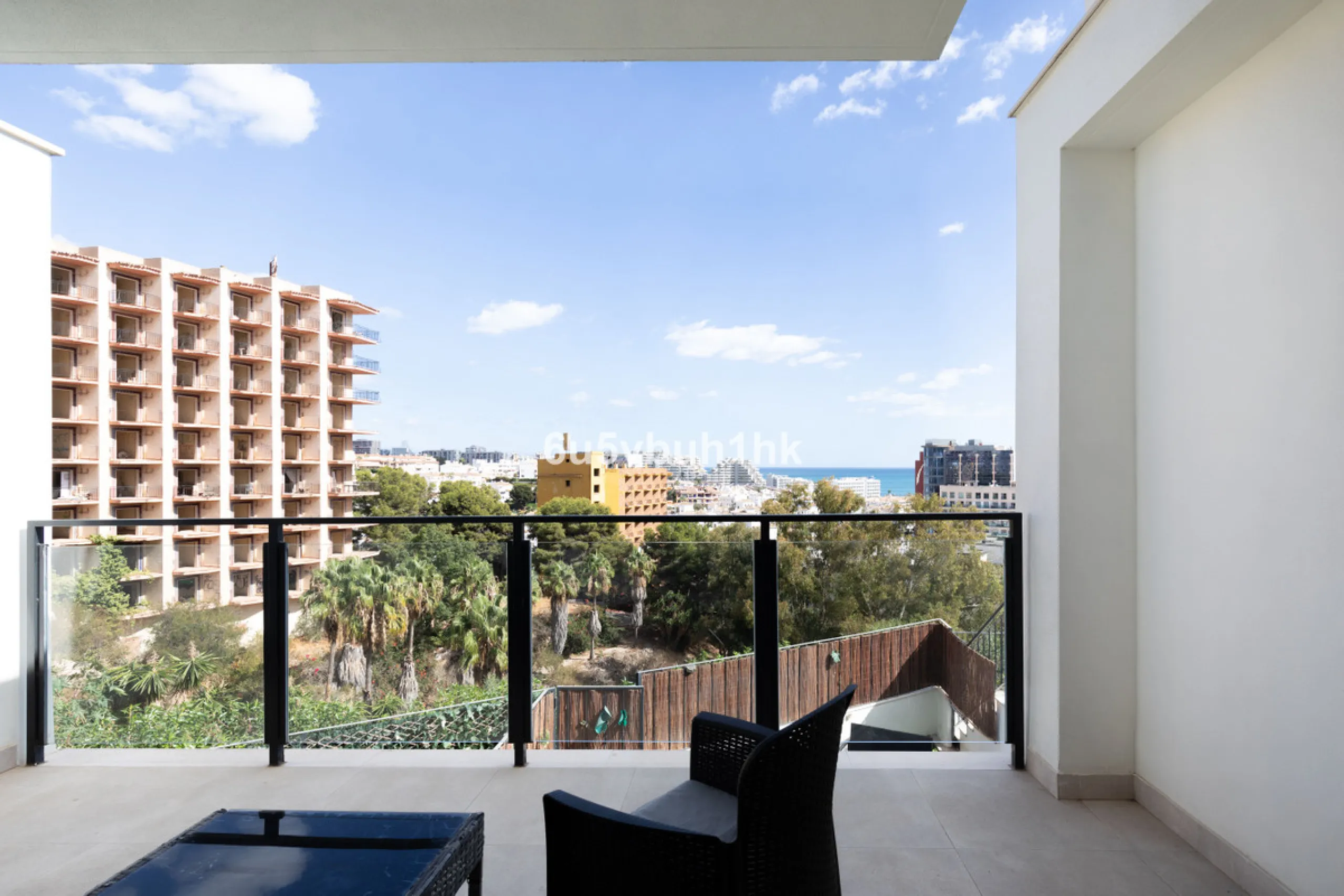 This bright and cozy 3-bedroom townhouse is located on a peaceful cul-de-sac, just a short walk from the beach. Amenities and the famous Avenida de las Palmeras with its lovely restaurants are less than a 10-minute walk away.