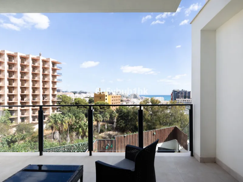 This bright and cozy 3-bedroom townhouse is located on a peaceful cul-de-sac, just a short walk from the beach. Amenities and the famous Avenida de las Palmeras with its lovely restaurants are less than a 10-minute walk away.