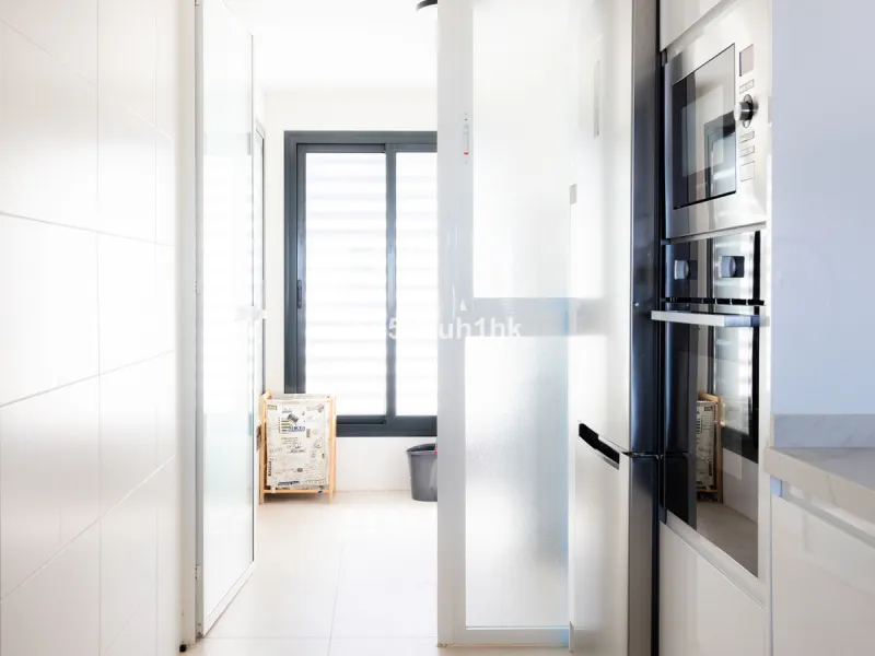 This bright and cozy 3-bedroom townhouse is located on a peaceful cul-de-sac, just a short walk from the beach. Amenities and the famous Avenida de las Palmeras with its lovely restaurants are less than a 10-minute walk away.