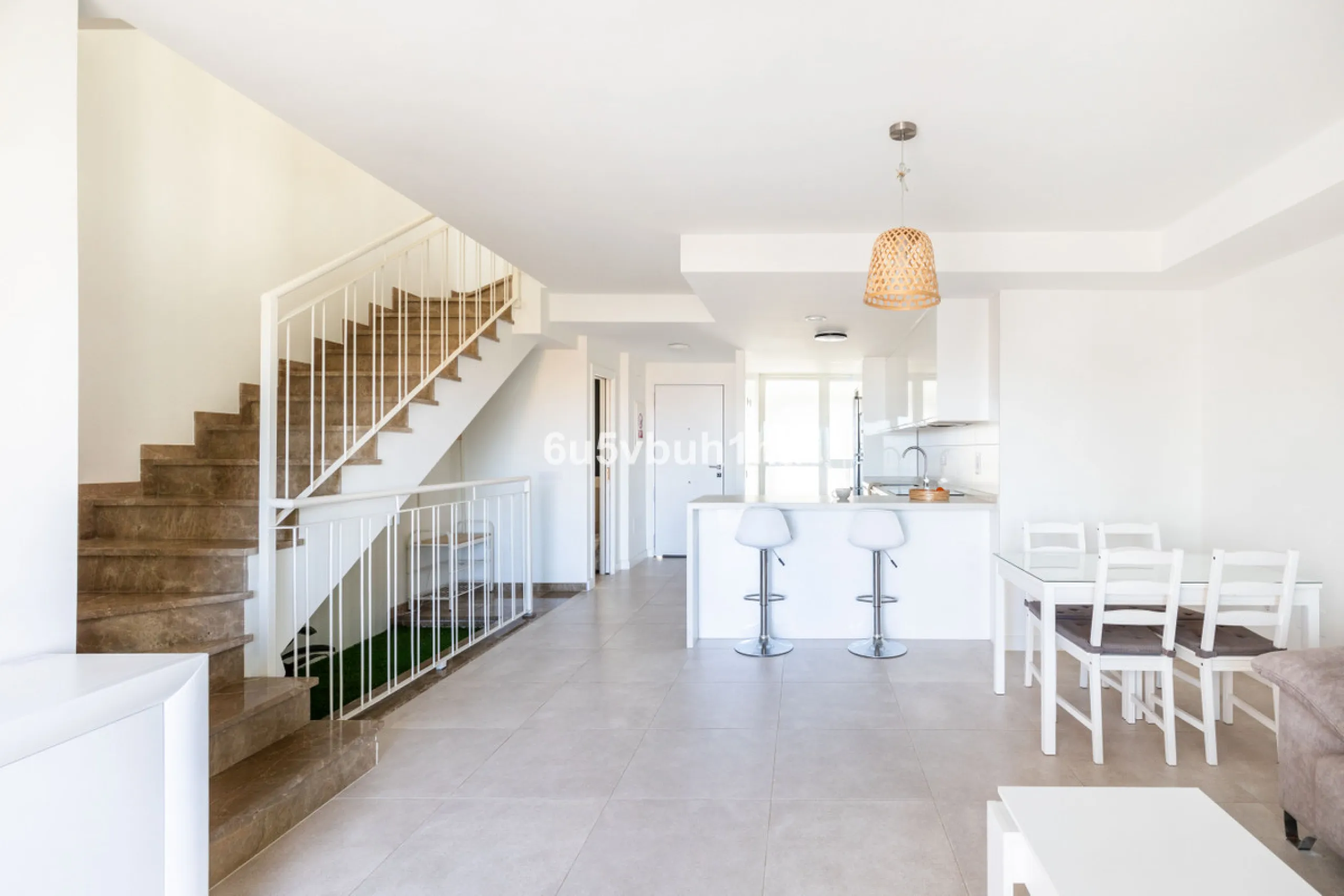 This bright and cozy 3-bedroom townhouse is located on a peaceful cul-de-sac, just a short walk from the beach. Amenities and the famous Avenida de las Palmeras with its lovely restaurants are less than a 10-minute walk away.