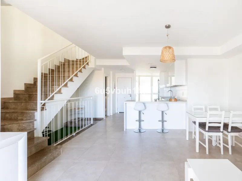 This bright and cozy 3-bedroom townhouse is located on a peaceful cul-de-sac, just a short walk from the beach. Amenities and the famous Avenida de las Palmeras with its lovely restaurants are less than a 10-minute walk away.