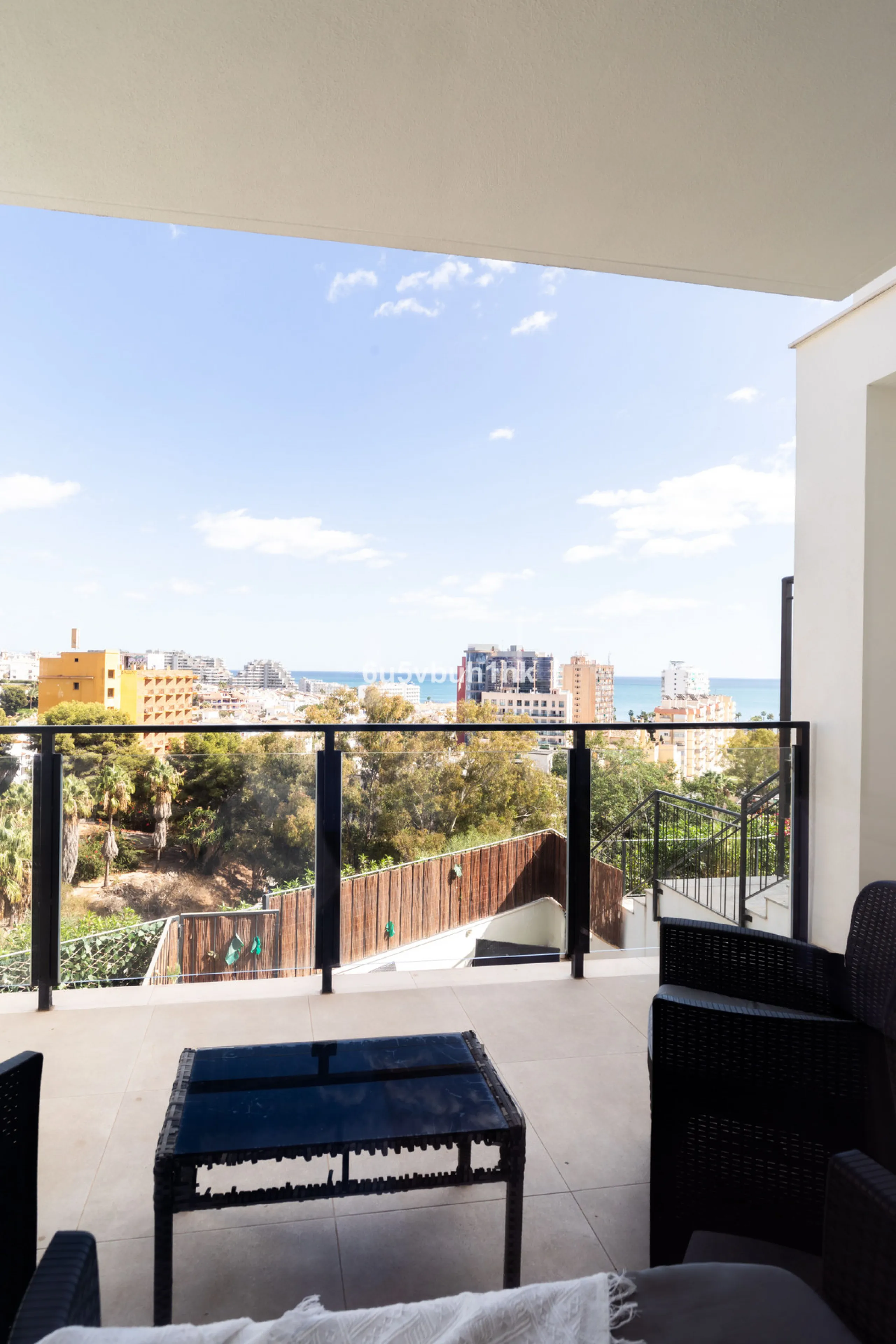 This bright and cozy 3-bedroom townhouse is located on a peaceful cul-de-sac, just a short walk from the beach. Amenities and the famous Avenida de las Palmeras with its lovely restaurants are less than a 10-minute walk away.