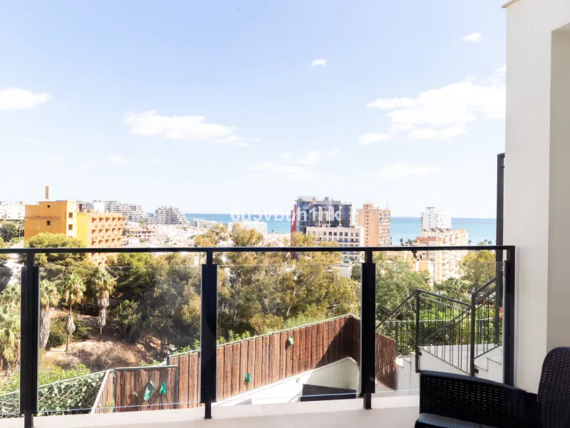This bright and cozy 3-bedroom townhouse is located on a peaceful cul-de-sac, just a short walk from the beach. Amenities and the famous Avenida de las Palmeras with its lovely restaurants are less than a 10-minute walk away.