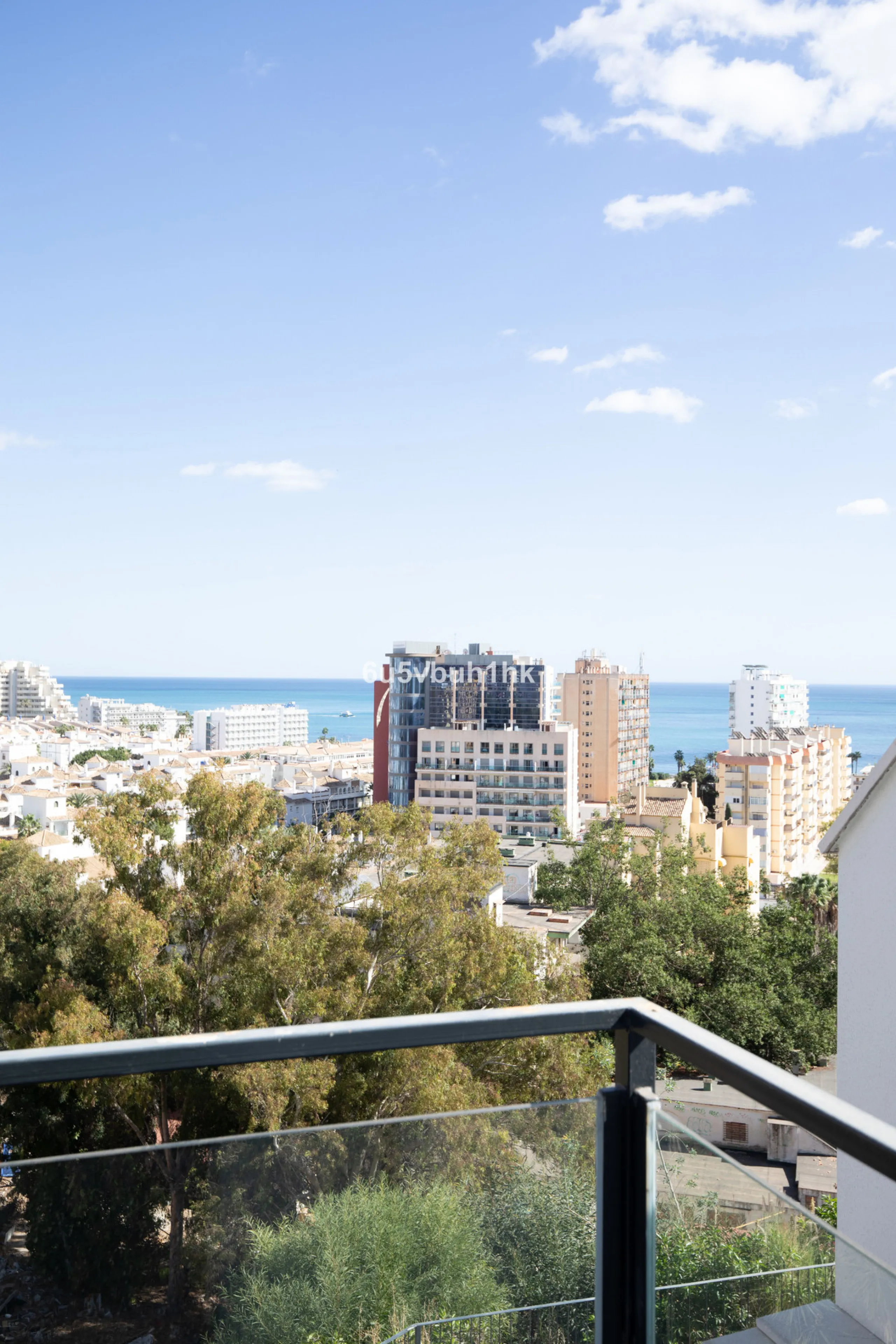 This bright and cozy 3-bedroom townhouse is located on a peaceful cul-de-sac, just a short walk from the beach. Amenities and the famous Avenida de las Palmeras with its lovely restaurants are less than a 10-minute walk away.