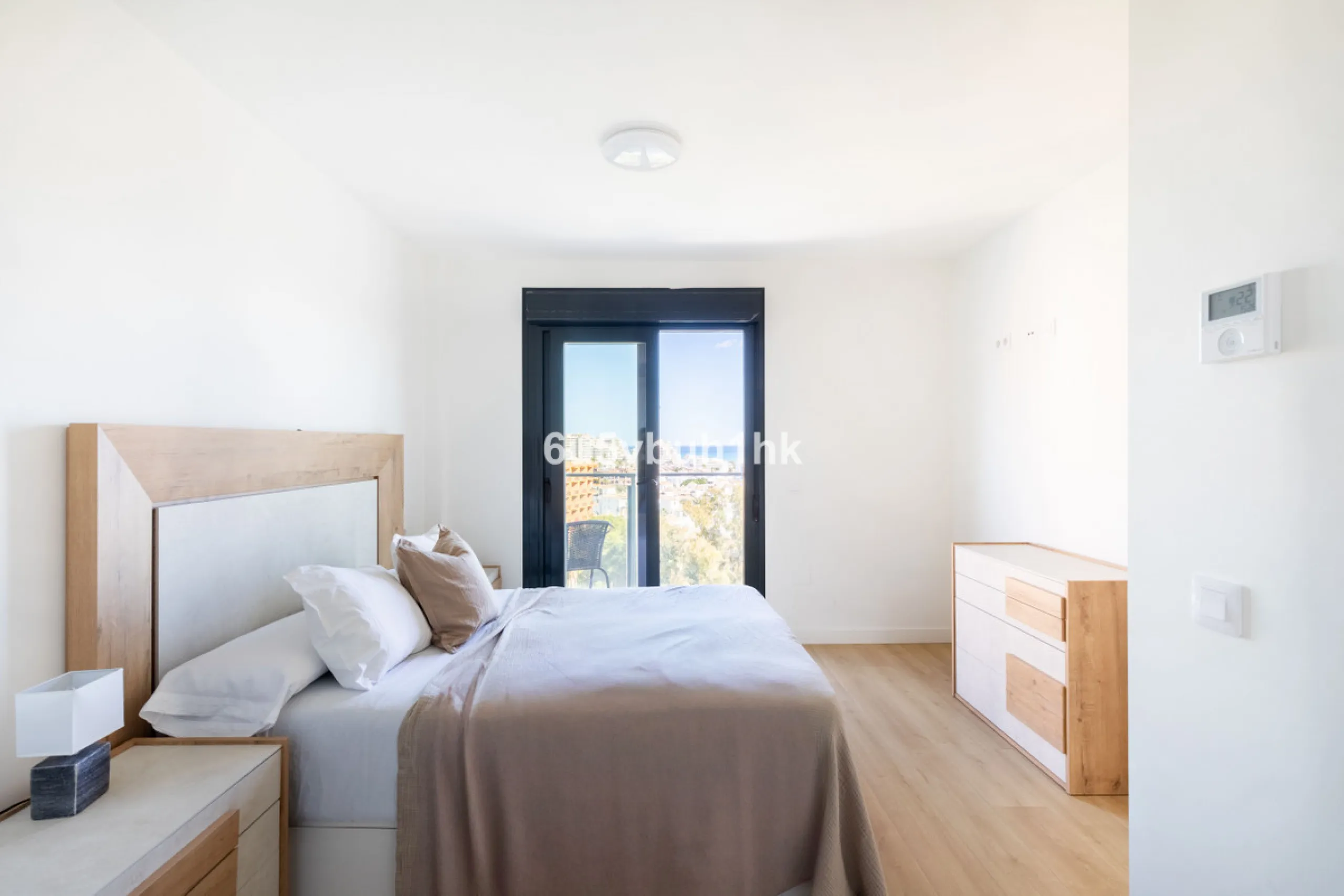 This bright and cozy 3-bedroom townhouse is located on a peaceful cul-de-sac, just a short walk from the beach. Amenities and the famous Avenida de las Palmeras with its lovely restaurants are less than a 10-minute walk away.