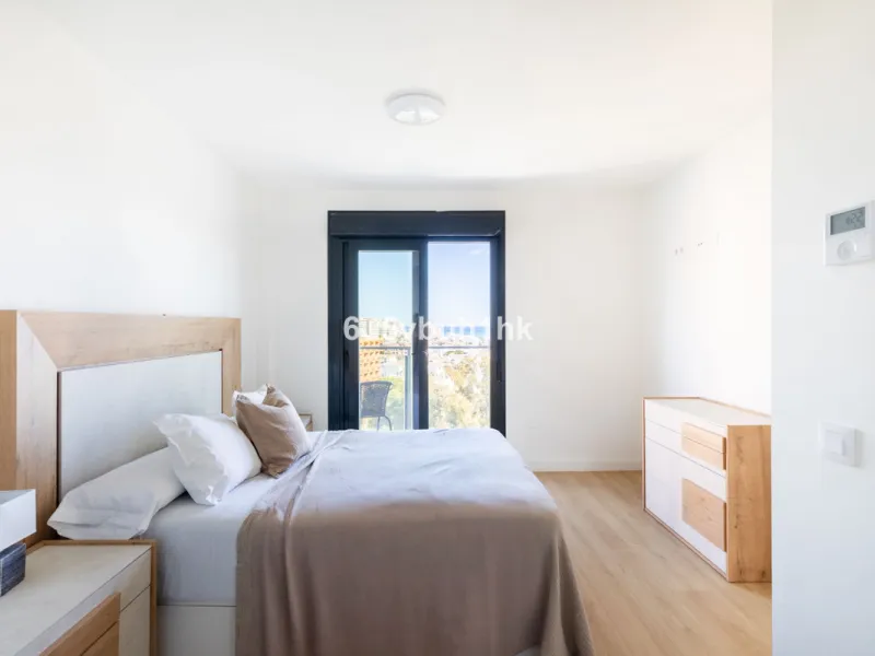 This bright and cozy 3-bedroom townhouse is located on a peaceful cul-de-sac, just a short walk from the beach. Amenities and the famous Avenida de las Palmeras with its lovely restaurants are less than a 10-minute walk away.