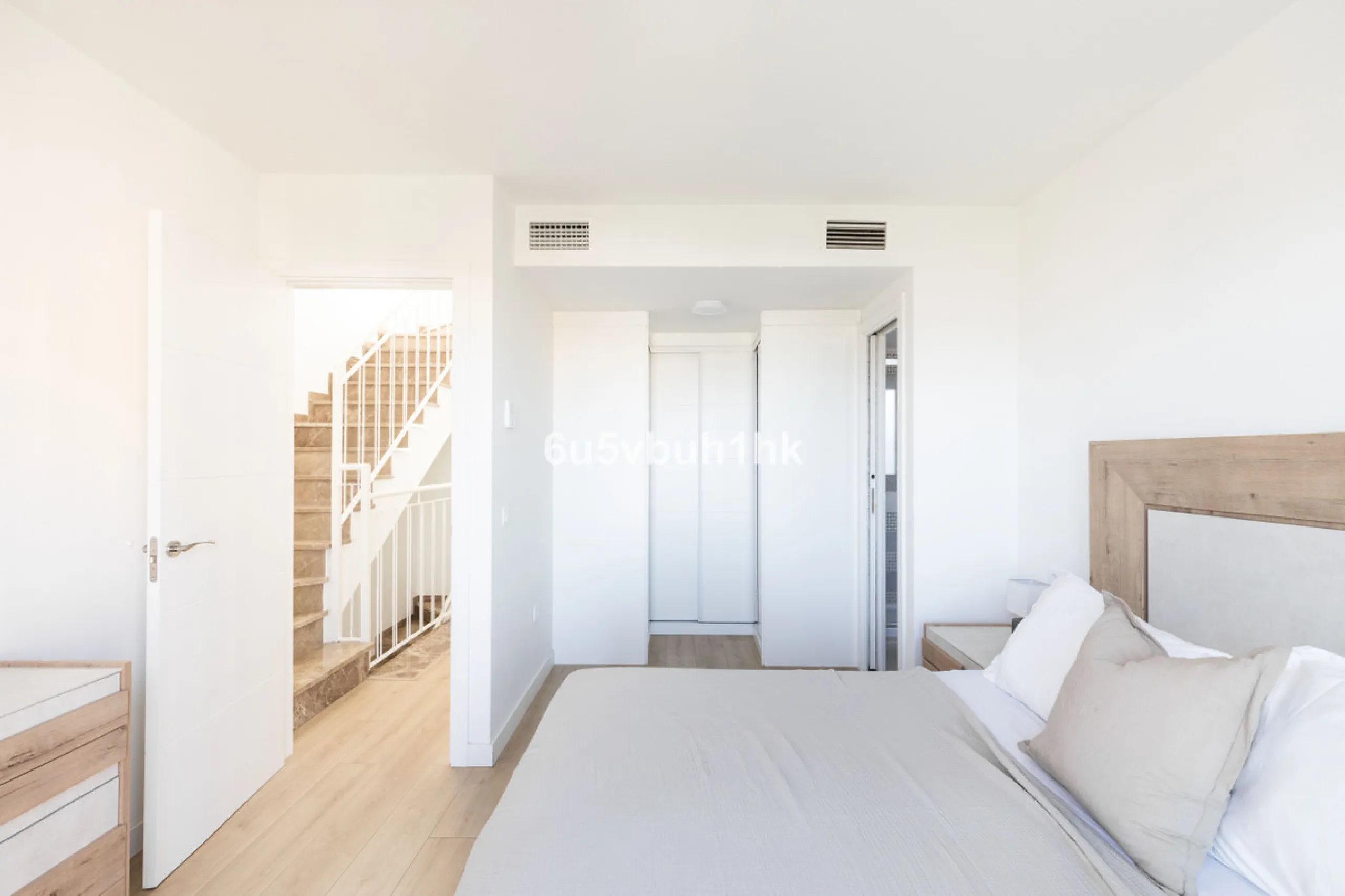 This bright and cozy 3-bedroom townhouse is located on a peaceful cul-de-sac, just a short walk from the beach. Amenities and the famous Avenida de las Palmeras with its lovely restaurants are less than a 10-minute walk away.