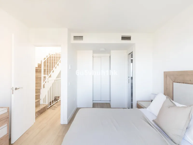 This bright and cozy 3-bedroom townhouse is located on a peaceful cul-de-sac, just a short walk from the beach. Amenities and the famous Avenida de las Palmeras with its lovely restaurants are less than a 10-minute walk away.