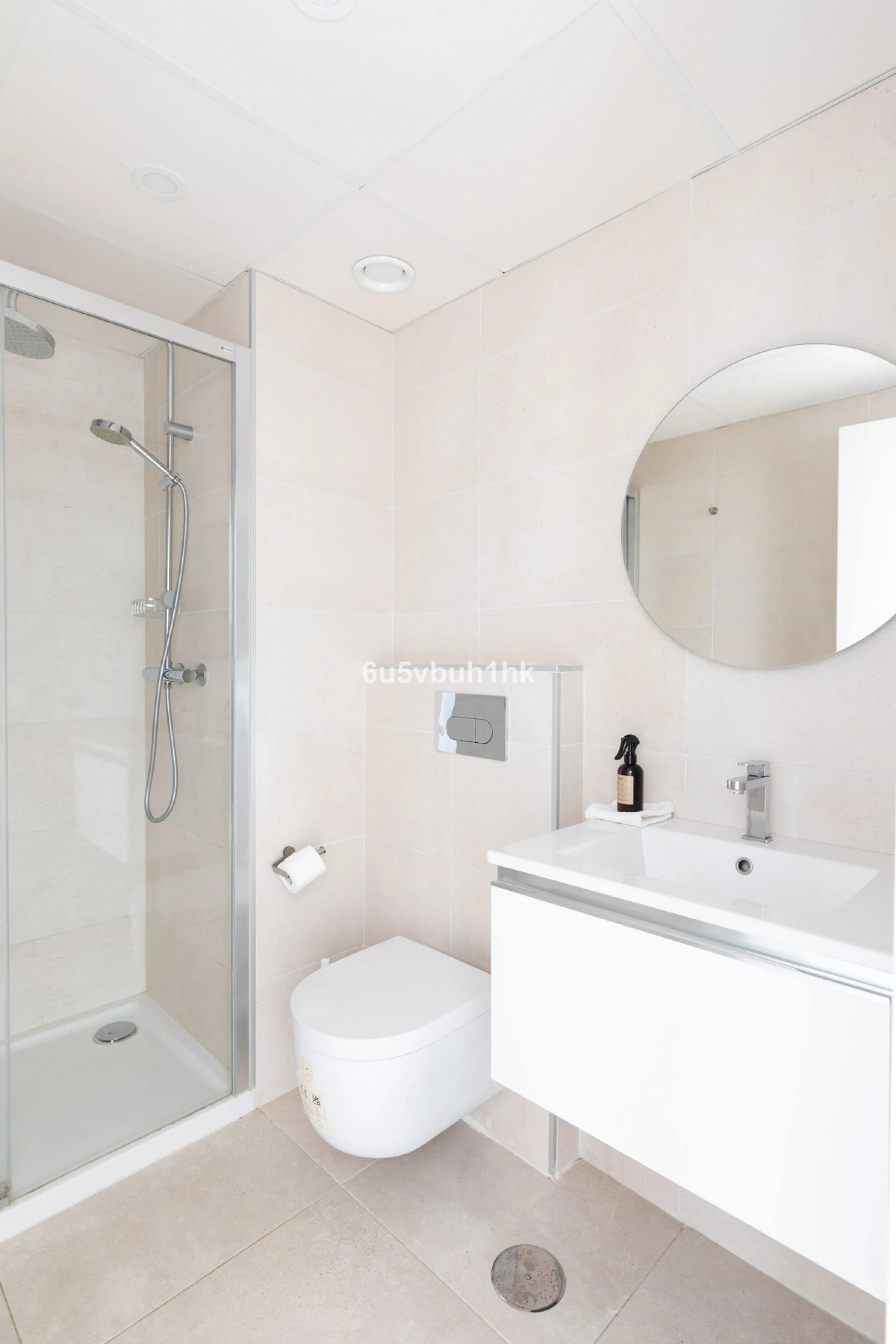 This bright and cozy 3-bedroom townhouse is located on a peaceful cul-de-sac, just a short walk from the beach. Amenities and the famous Avenida de las Palmeras with its lovely restaurants are less than a 10-minute walk away.