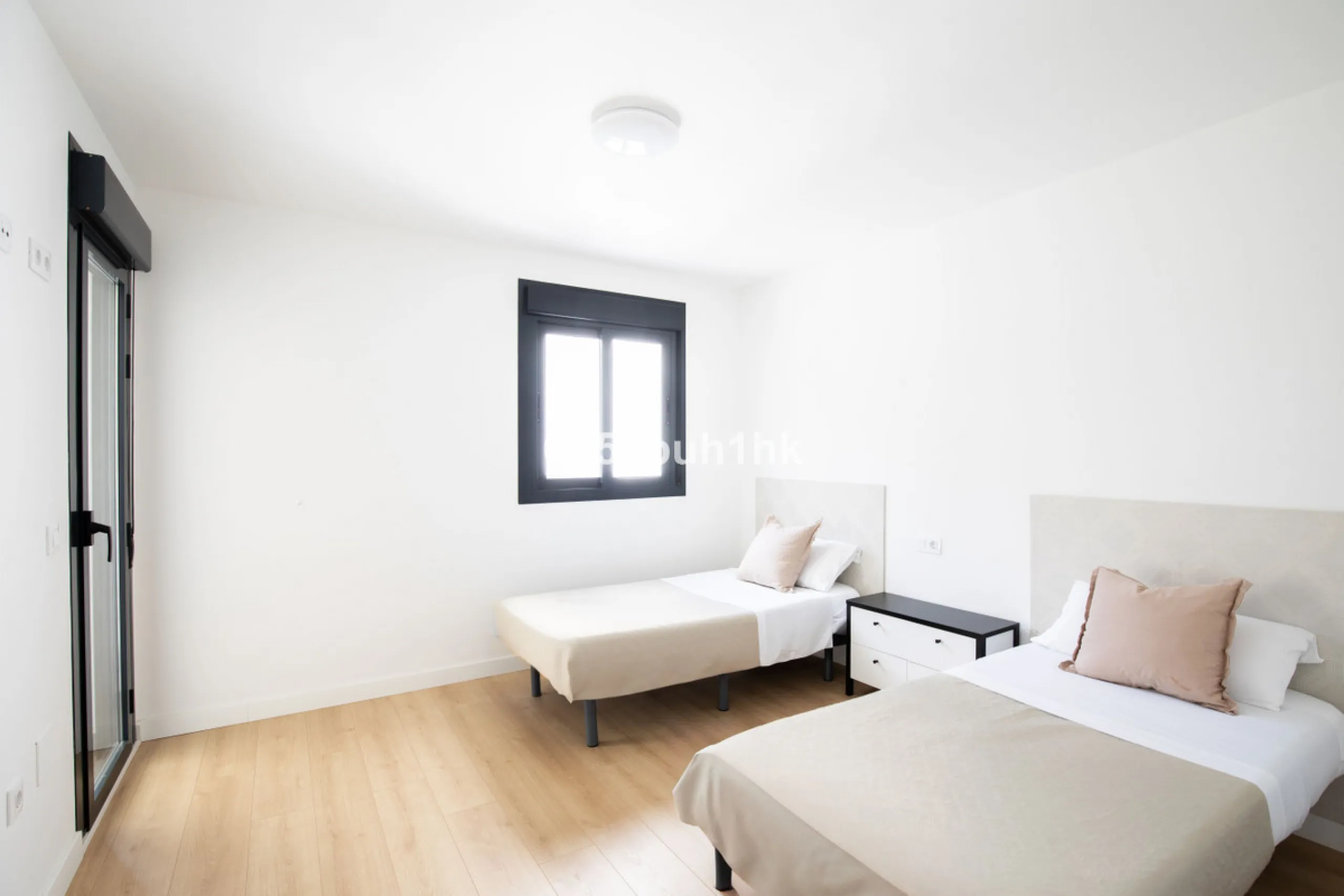 This bright and cozy 3-bedroom townhouse is located on a peaceful cul-de-sac, just a short walk from the beach. Amenities and the famous Avenida de las Palmeras with its lovely restaurants are less than a 10-minute walk away.