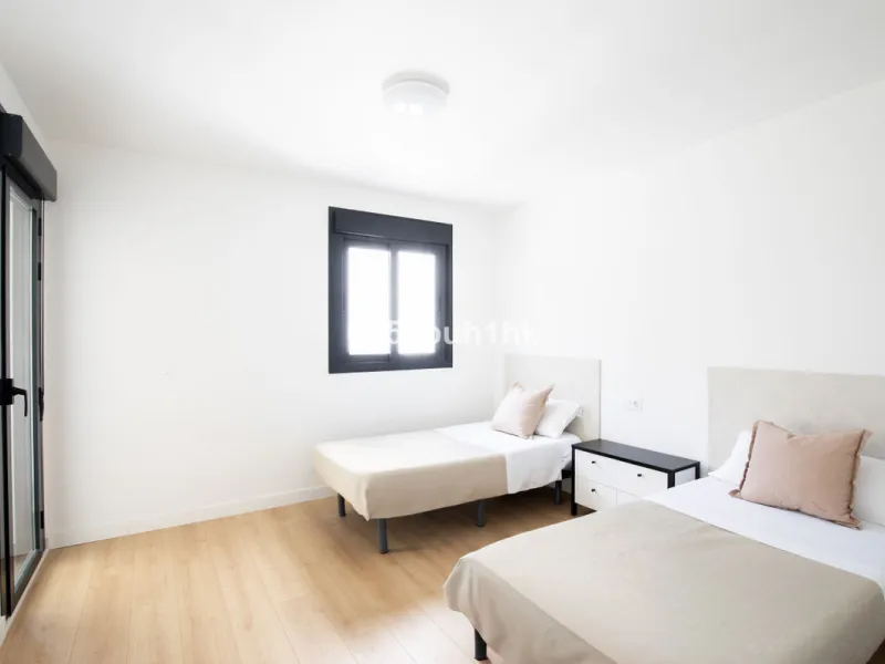 This bright and cozy 3-bedroom townhouse is located on a peaceful cul-de-sac, just a short walk from the beach. Amenities and the famous Avenida de las Palmeras with its lovely restaurants are less than a 10-minute walk away.