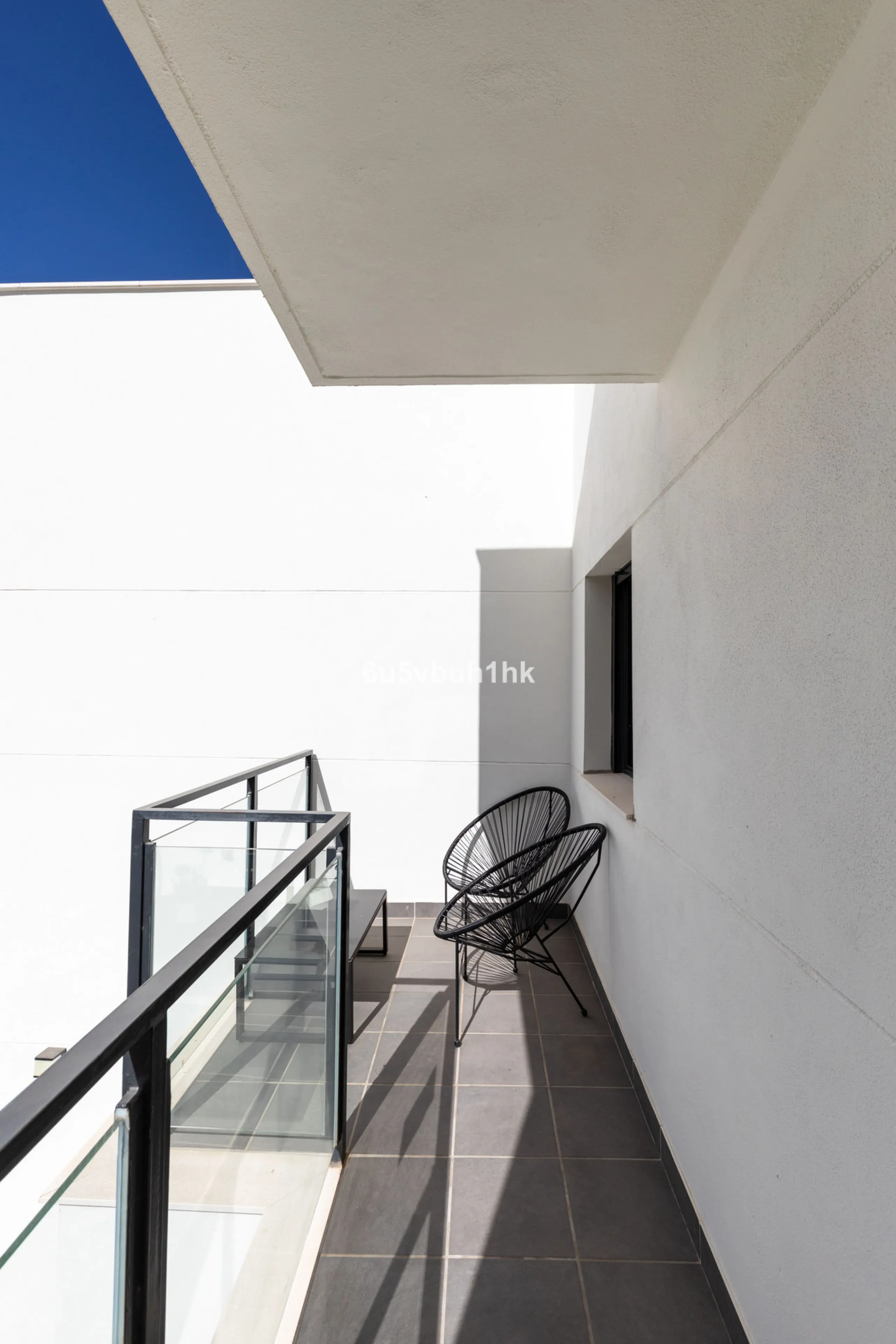 This bright and cozy 3-bedroom townhouse is located on a peaceful cul-de-sac, just a short walk from the beach. Amenities and the famous Avenida de las Palmeras with its lovely restaurants are less than a 10-minute walk away.