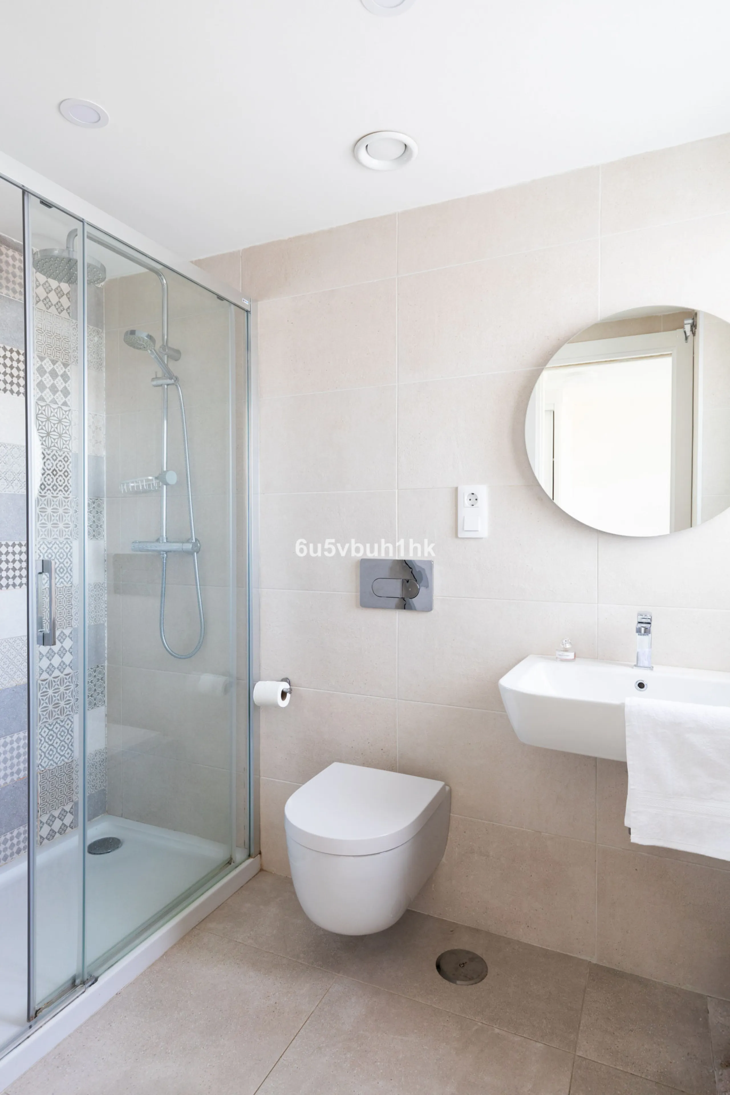 This bright and cozy 3-bedroom townhouse is located on a peaceful cul-de-sac, just a short walk from the beach. Amenities and the famous Avenida de las Palmeras with its lovely restaurants are less than a 10-minute walk away.