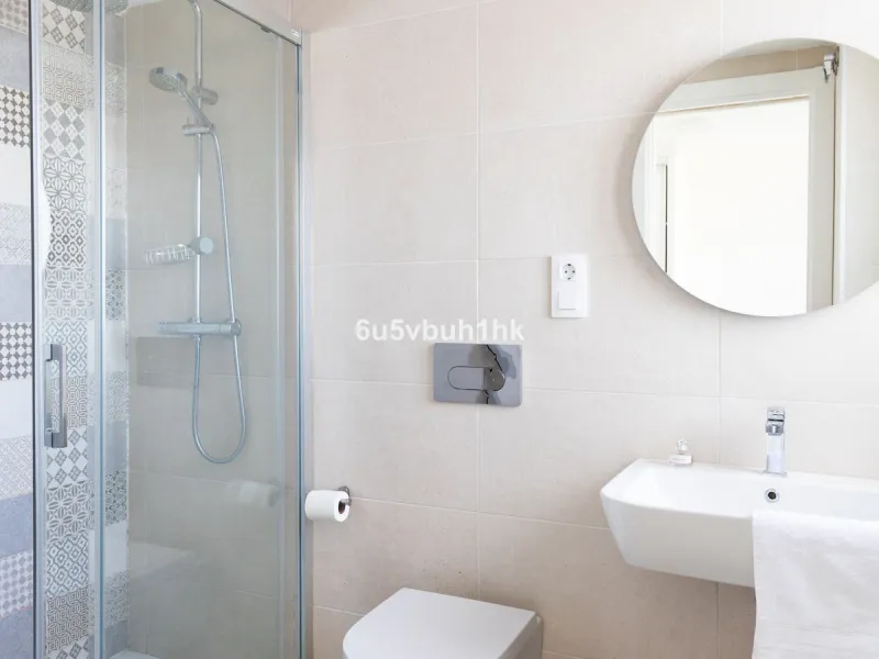 This bright and cozy 3-bedroom townhouse is located on a peaceful cul-de-sac, just a short walk from the beach. Amenities and the famous Avenida de las Palmeras with its lovely restaurants are less than a 10-minute walk away.