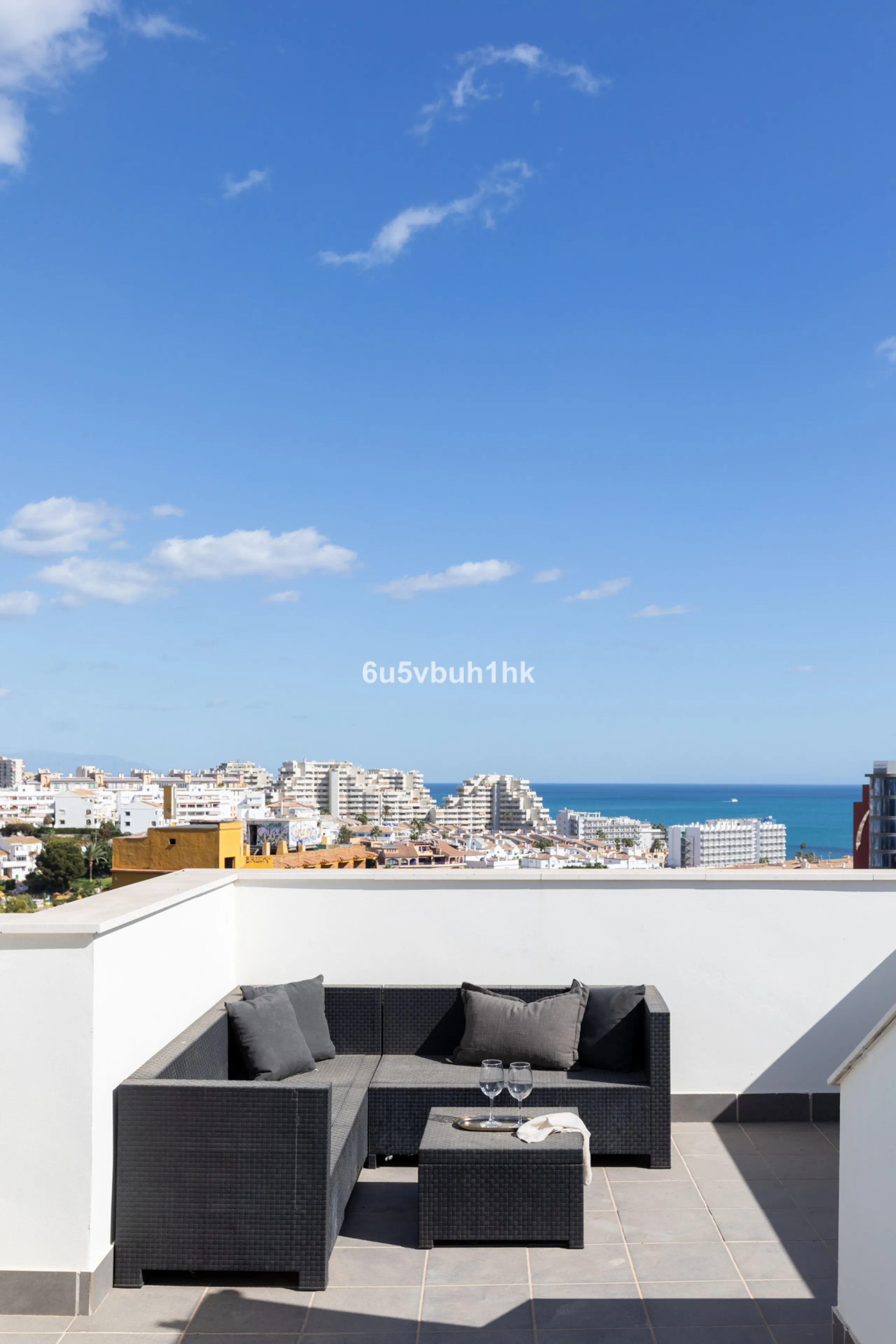 This bright and cozy 3-bedroom townhouse is located on a peaceful cul-de-sac, just a short walk from the beach. Amenities and the famous Avenida de las Palmeras with its lovely restaurants are less than a 10-minute walk away.