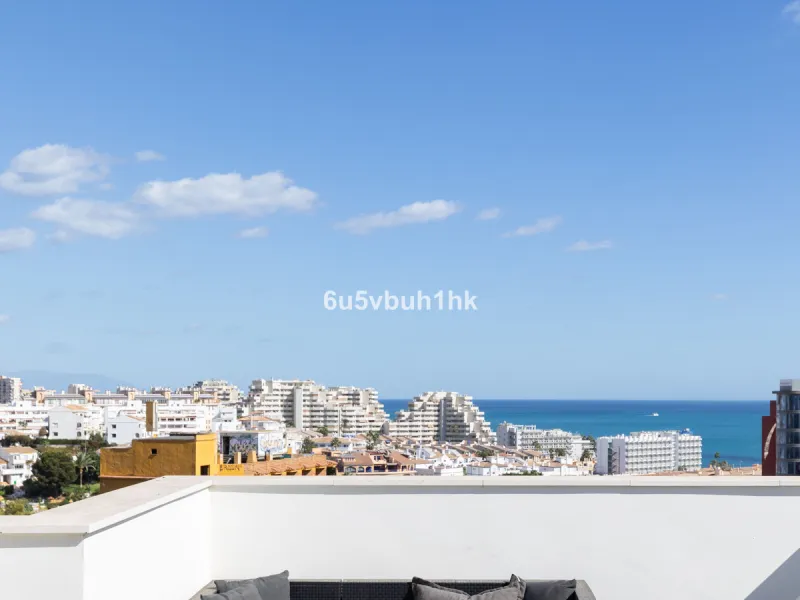 This bright and cozy 3-bedroom townhouse is located on a peaceful cul-de-sac, just a short walk from the beach. Amenities and the famous Avenida de las Palmeras with its lovely restaurants are less than a 10-minute walk away.