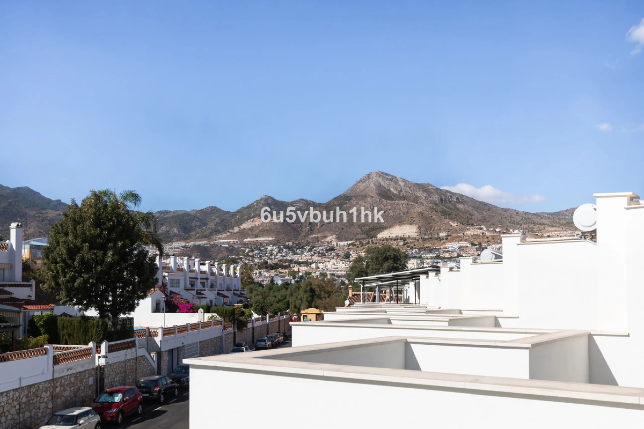 This bright and cozy 3-bedroom townhouse is located on a peaceful cul-de-sac, just a short walk from the beach. Amenities and the famous Avenida de las Palmeras with its lovely restaurants are less than a 10-minute walk away.