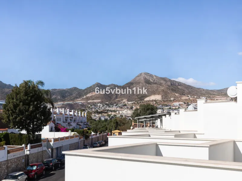 This bright and cozy 3-bedroom townhouse is located on a peaceful cul-de-sac, just a short walk from the beach. Amenities and the famous Avenida de las Palmeras with its lovely restaurants are less than a 10-minute walk away.