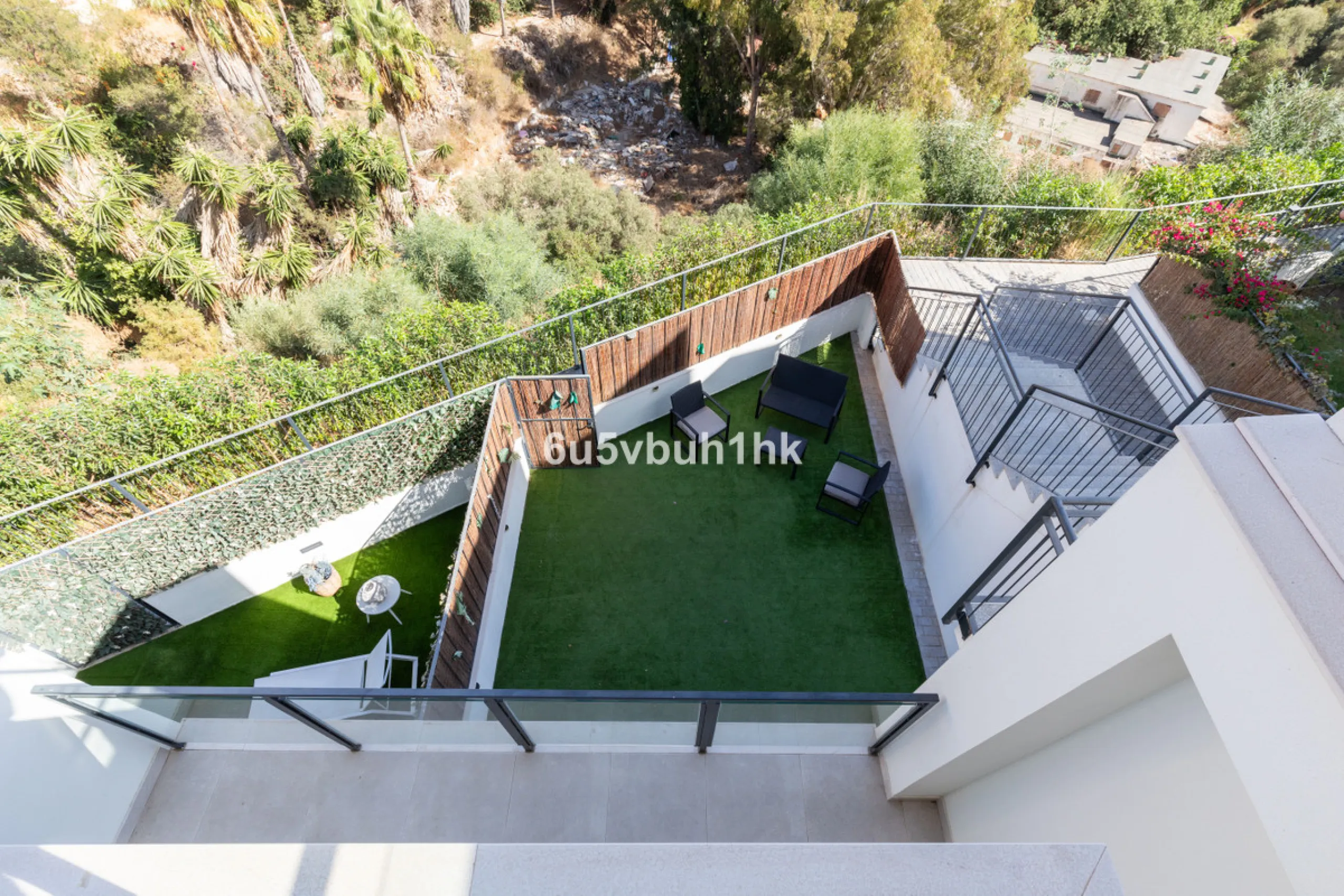 This bright and cozy 3-bedroom townhouse is located on a peaceful cul-de-sac, just a short walk from the beach. Amenities and the famous Avenida de las Palmeras with its lovely restaurants are less than a 10-minute walk away.