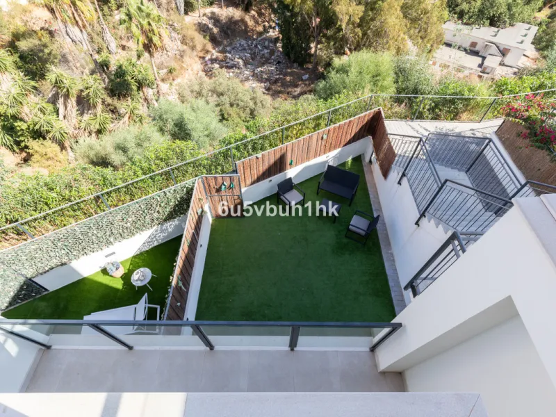 This bright and cozy 3-bedroom townhouse is located on a peaceful cul-de-sac, just a short walk from the beach. Amenities and the famous Avenida de las Palmeras with its lovely restaurants are less than a 10-minute walk away.
