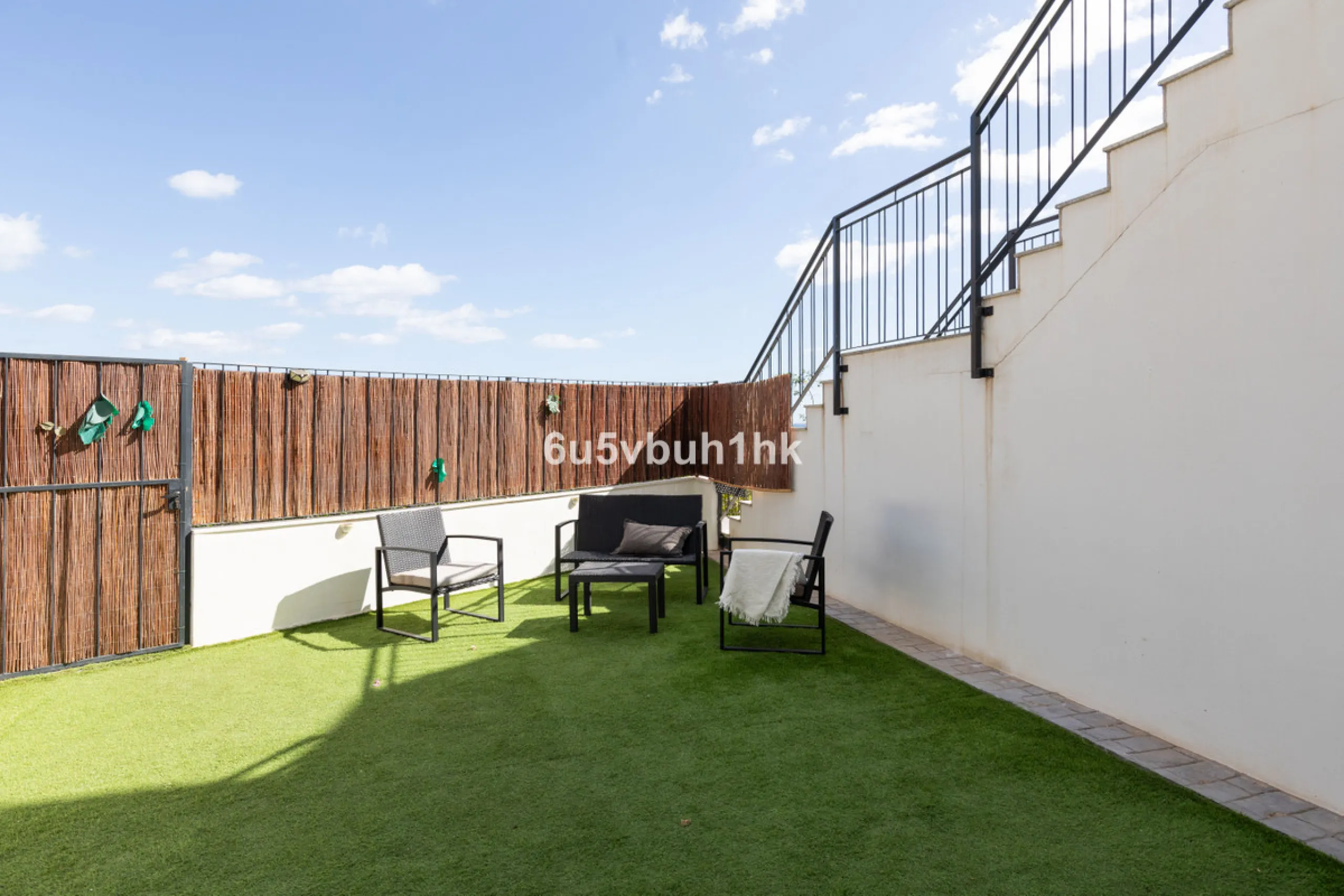 This bright and cozy 3-bedroom townhouse is located on a peaceful cul-de-sac, just a short walk from the beach. Amenities and the famous Avenida de las Palmeras with its lovely restaurants are less than a 10-minute walk away.