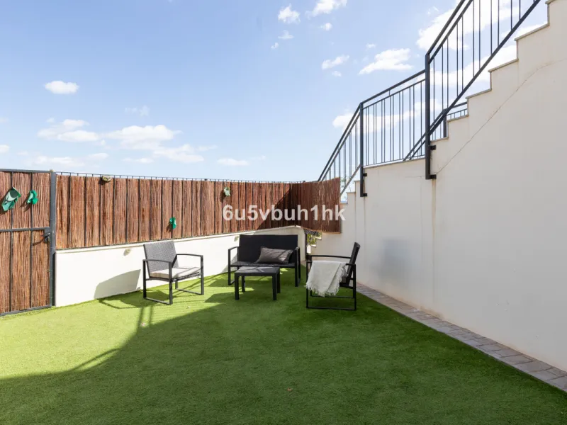 This bright and cozy 3-bedroom townhouse is located on a peaceful cul-de-sac, just a short walk from the beach. Amenities and the famous Avenida de las Palmeras with its lovely restaurants are less than a 10-minute walk away.