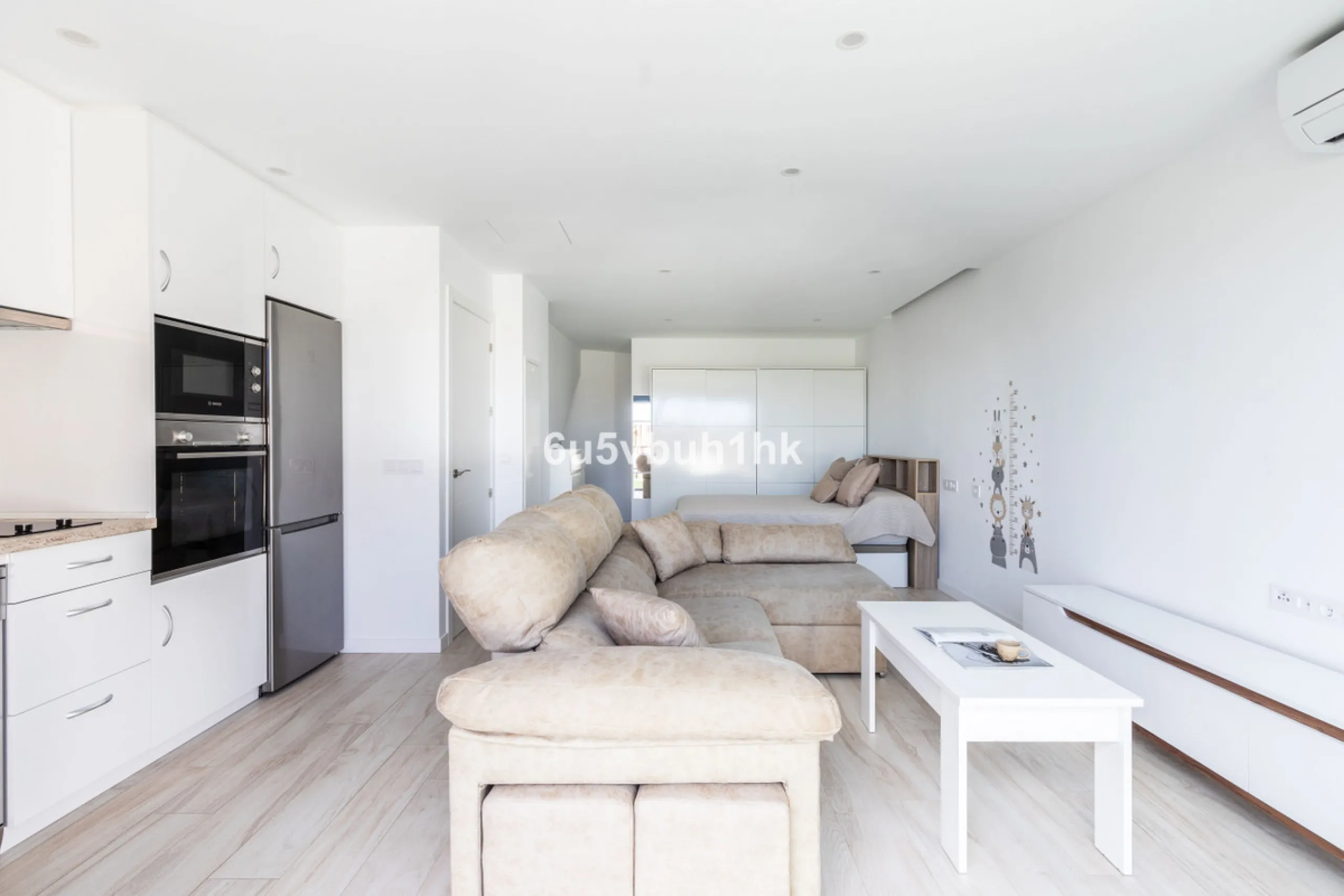 This bright and cozy 3-bedroom townhouse is located on a peaceful cul-de-sac, just a short walk from the beach. Amenities and the famous Avenida de las Palmeras with its lovely restaurants are less than a 10-minute walk away.