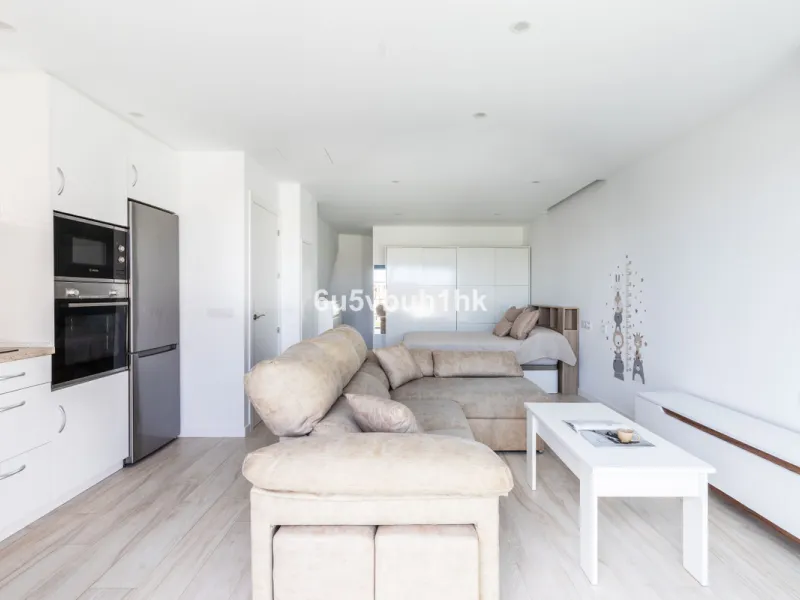 This bright and cozy 3-bedroom townhouse is located on a peaceful cul-de-sac, just a short walk from the beach. Amenities and the famous Avenida de las Palmeras with its lovely restaurants are less than a 10-minute walk away.