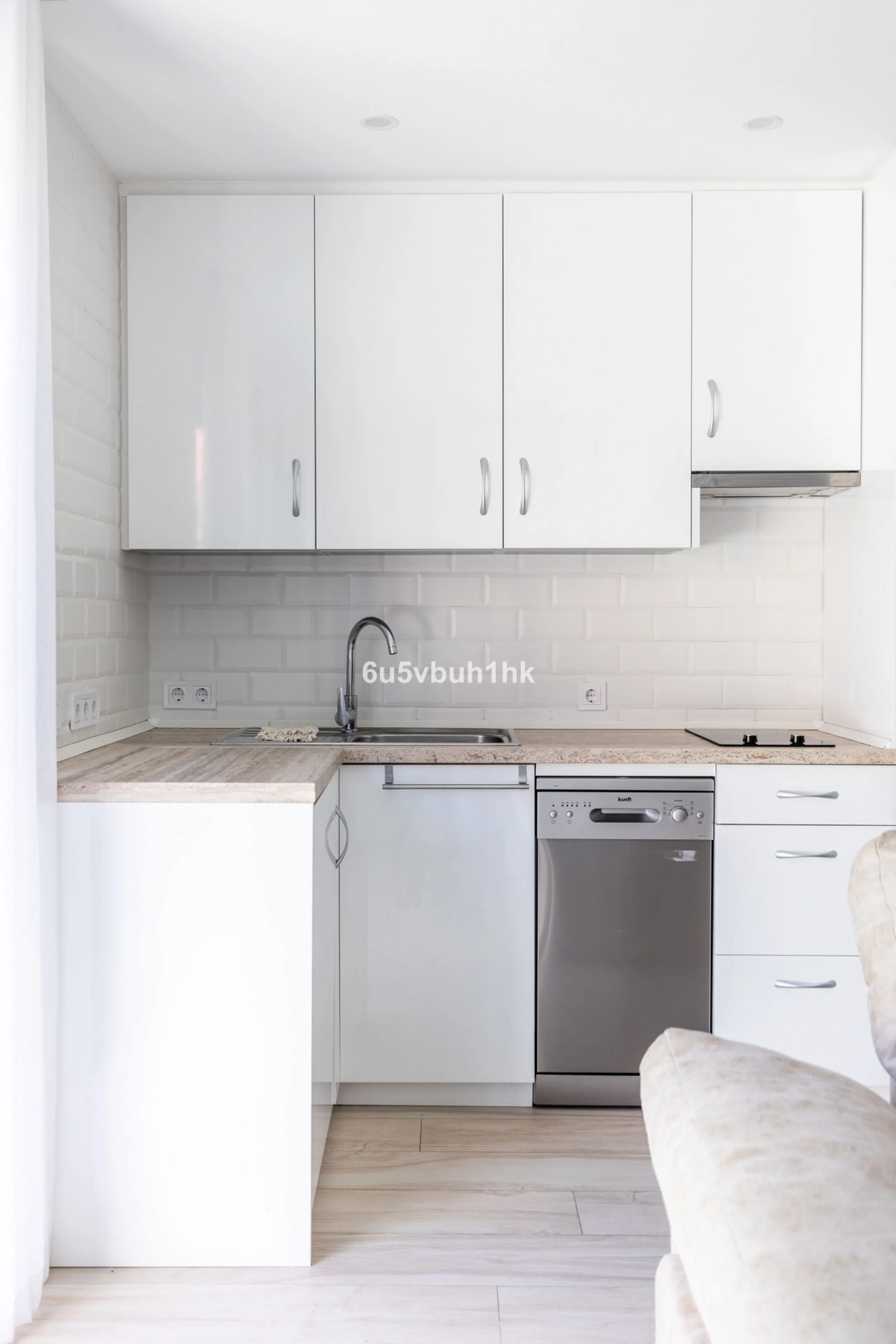 This bright and cozy 3-bedroom townhouse is located on a peaceful cul-de-sac, just a short walk from the beach. Amenities and the famous Avenida de las Palmeras with its lovely restaurants are less than a 10-minute walk away.