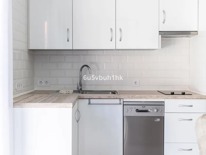 This bright and cozy 3-bedroom townhouse is located on a peaceful cul-de-sac, just a short walk from the beach. Amenities and the famous Avenida de las Palmeras with its lovely restaurants are less than a 10-minute walk away.