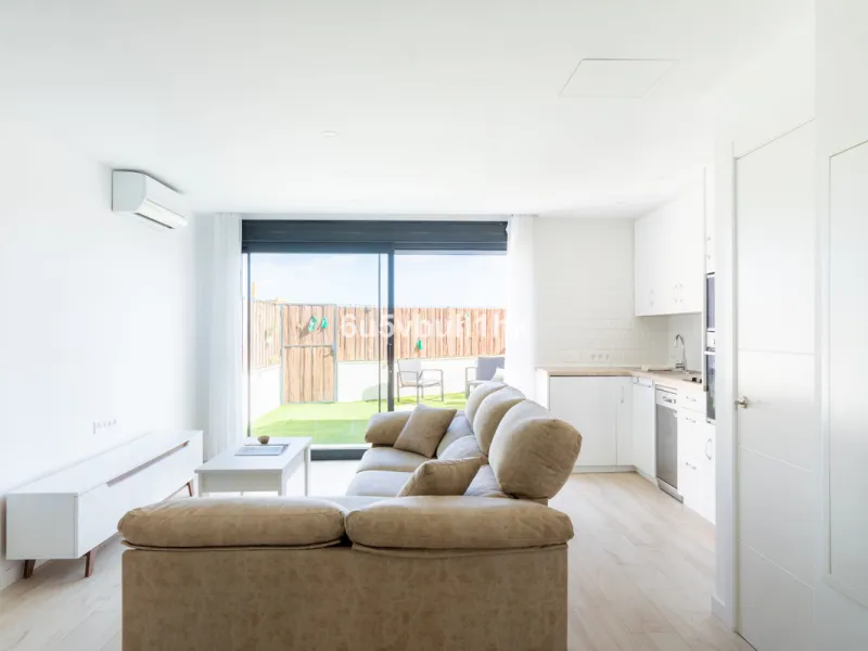 This bright and cozy 3-bedroom townhouse is located on a peaceful cul-de-sac, just a short walk from the beach. Amenities and the famous Avenida de las Palmeras with its lovely restaurants are less than a 10-minute walk away.