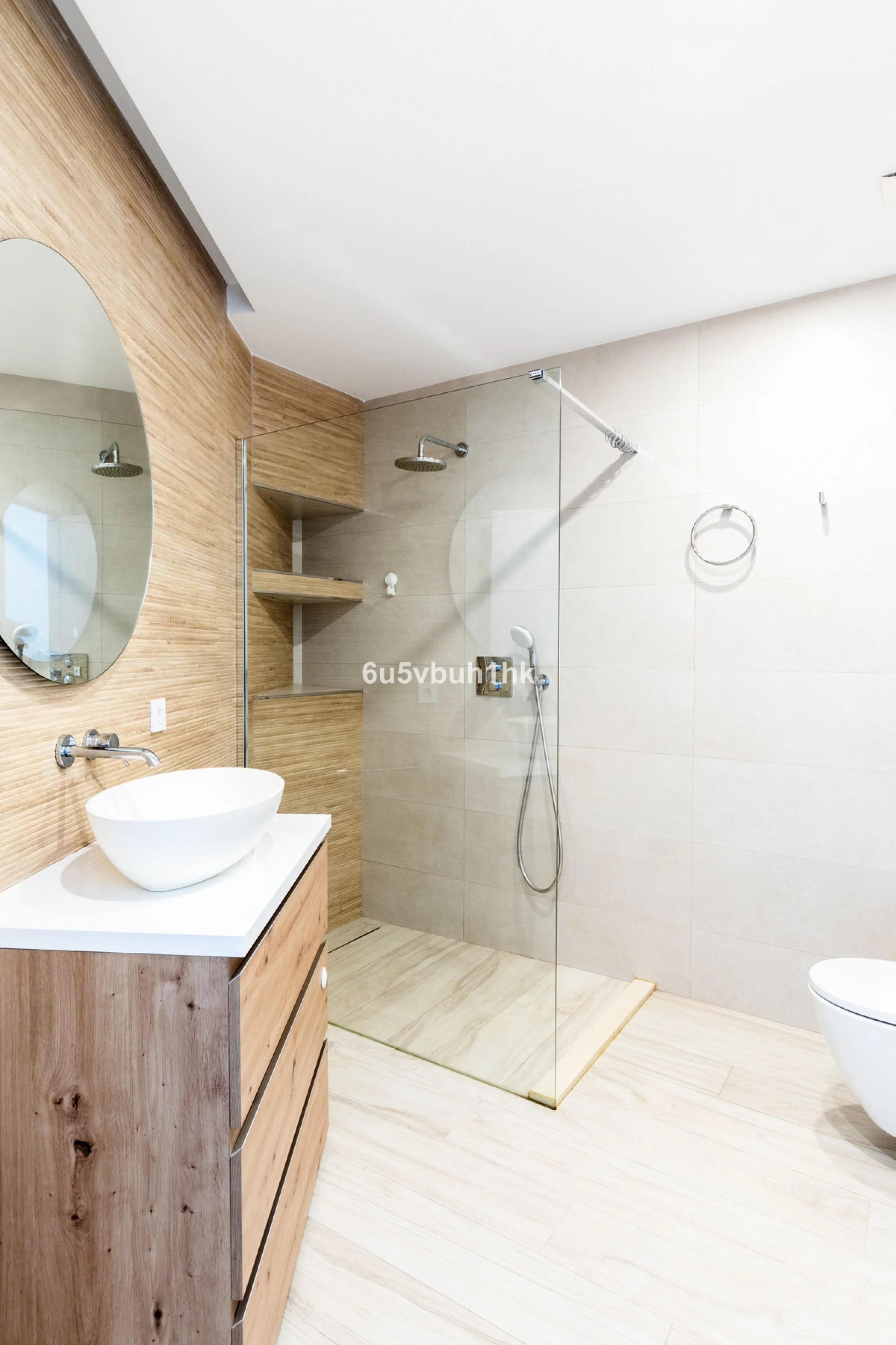 This bright and cozy 3-bedroom townhouse is located on a peaceful cul-de-sac, just a short walk from the beach. Amenities and the famous Avenida de las Palmeras with its lovely restaurants are less than a 10-minute walk away.