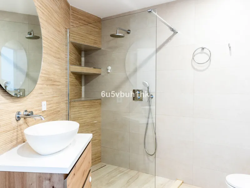 This bright and cozy 3-bedroom townhouse is located on a peaceful cul-de-sac, just a short walk from the beach. Amenities and the famous Avenida de las Palmeras with its lovely restaurants are less than a 10-minute walk away.
