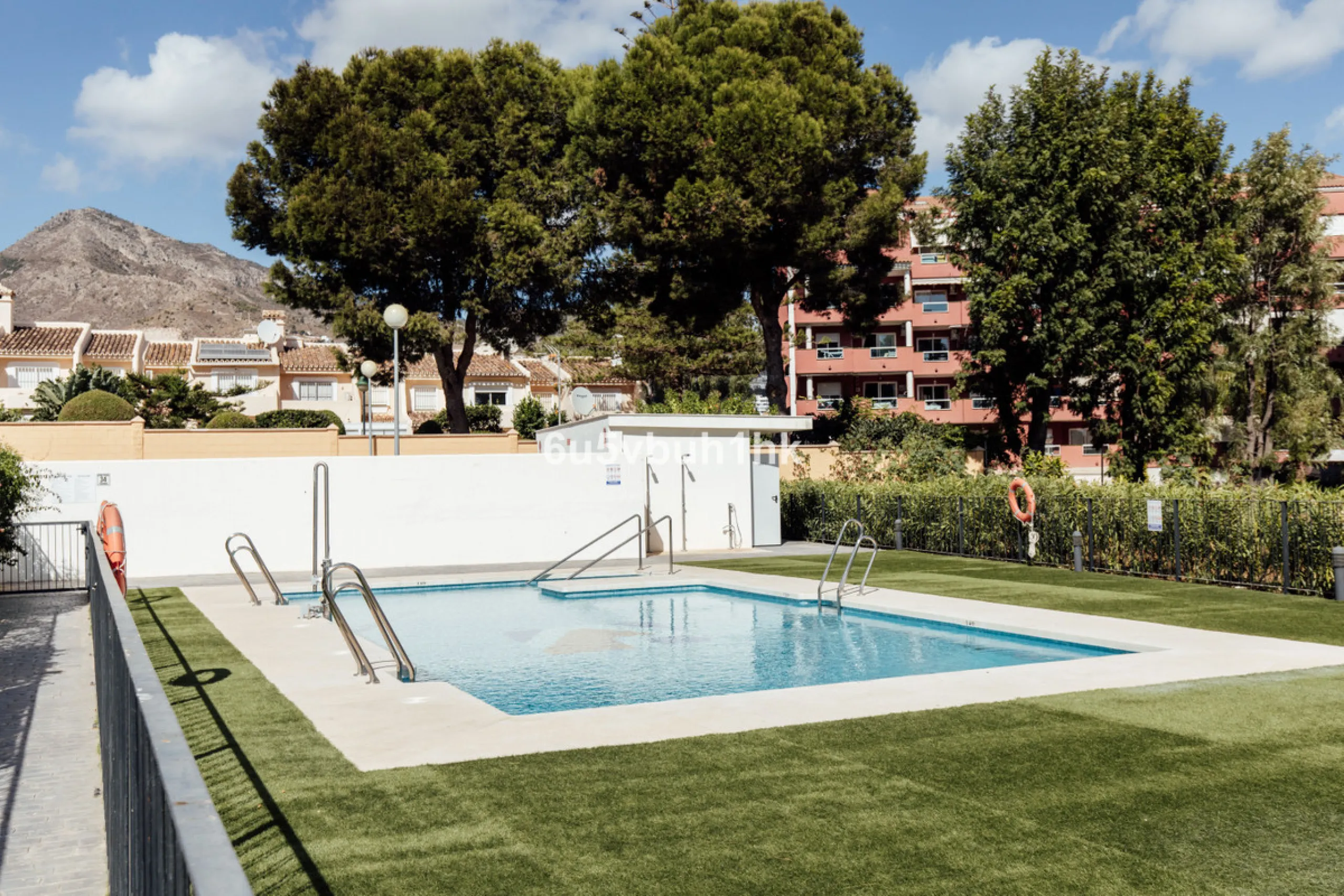 This bright and cozy 3-bedroom townhouse is located on a peaceful cul-de-sac, just a short walk from the beach. Amenities and the famous Avenida de las Palmeras with its lovely restaurants are less than a 10-minute walk away.